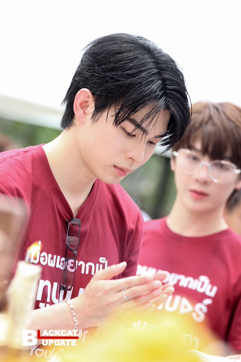 Blackcatupdate's tweet photo. “ต้น ศรัณญ์” ในพิธีบวงสรวงซีรีส์เรื่อง “เมื่อผมอยากเป็นยูทูปเบอร์แข่งกับแฟนเก่า (You(R)Tuber)” 🎥✨

YourTuber Workship
#บวงสรวงYourTuber
#mytonsrn
#YourtuberSeries https://t.co/uslbu0b6Kq