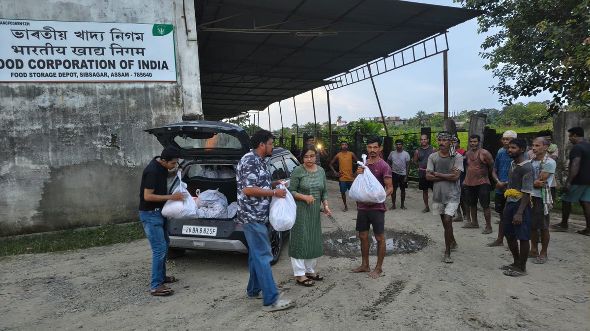 fcidojorhat's tweet photo. DDS (FCS&amp;CA) along-with Supply Officials of Sibsagar distributed HCM Relief Kits to the workers of FSD Sibsagar. 

This marks a kind noble initiative of @dc_sivasagar  for providing relief to those working tirelessly in loading of relief trucks despite their homes being inundated https://t.co/4WASyfHgXB