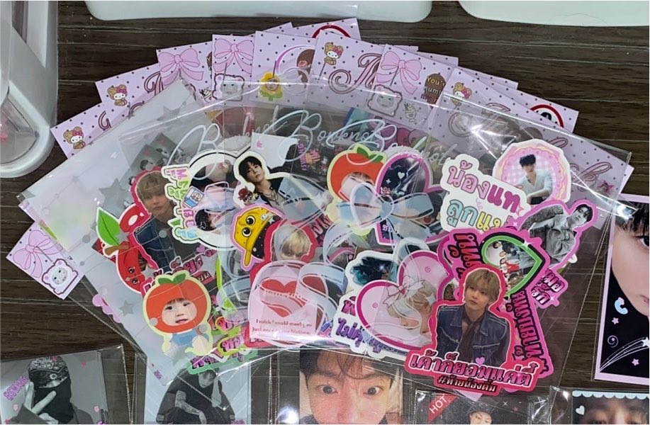 phxxxmp's tweet photo. มีใครสนใจสติกเกอร์ซิ่งๆ กุกวีมั้ยคับ เค้าว่าจะเอามาปล่อย ชิ้นละ5บูด ถ้าใครสนใจก๊อกๆมาสอบถามได้นะคับ 

#ตลาดนัดบังทัน #ตลาดนัดBTS #ตลาดนัดรถไฟบังทัน #สติกเกอร์ #BTS https://t.co/HlscPuV8jT