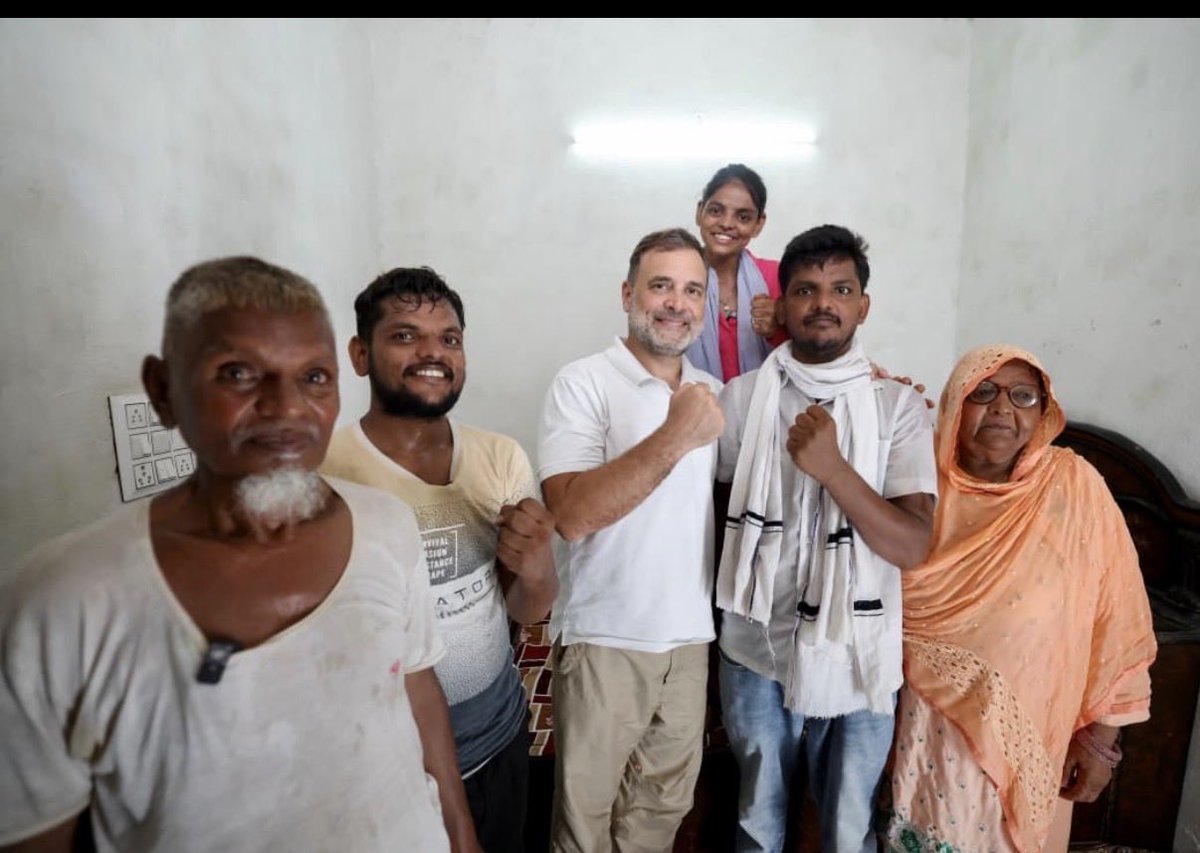 RajatpandeyJF's tweet photo. इरफ़ान से मिलने @RahulGandhi पहुंचे. बातचीत के दौरान इरफान ने मजदूरों के मुद्दे उठाए. फ़ैज़ की नज़्म और रामधारी सिंह दिनकर की कविता भी सुना दी. राहुल ने इस बीच @priyankagandhi  को कॉल कर इरफ़ान और उसके परिवार से बात कराई. 

इस मीटिंग में क्या बात हुई? उसके लिए देखिए ये बातचीत-

https://t.co/uyiTMkdymu
