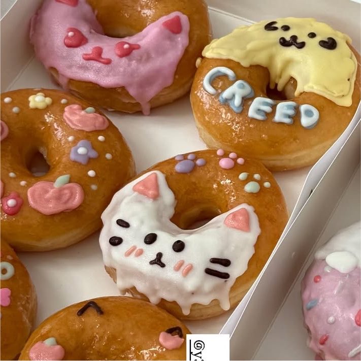 yunotized's tweet photo. the icing on the doughnuts are all jaehyun... jeongbokhyun, pompompurin, peaches and the wordings on the doughnuts!!

“크리드 ♡ 잰” (creed ♡ jaen)
“재현 완전 큐티 퍼펙트” (jaehyun is totally cutie perfect) https://t.co/LfRdXSFems