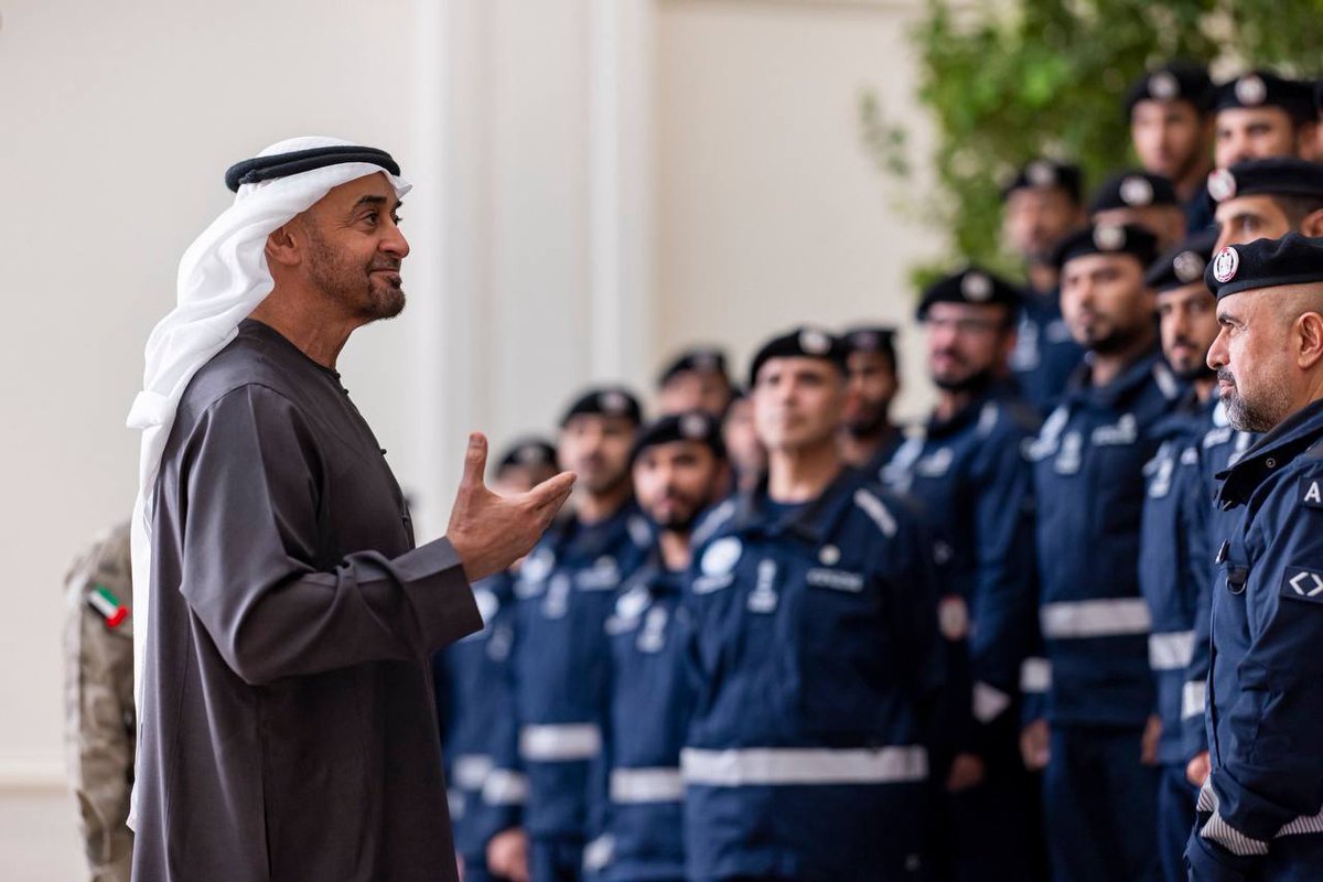 MSDAR_NEWS's tweet photo. رئيس الدولة⁩ يستقبل فريق الإمارات للبحث والإنقاذ ويشيد بجهودهم الإنسانية العالمية.

#مصدر_للأخبار https://t.co/yAxjUb9JP6