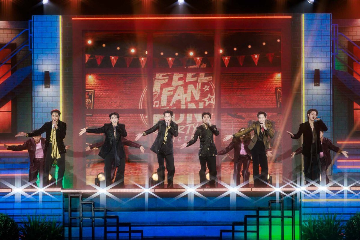 Hello_asian's tweet photo. ปาร์ตี้สุดมันส์ที่แฟนๆ ไม่อยากให้จบ! “เอิร์ท-มิกซ์-เฟิร์ส-ข้าวตัง-บุ๋น-เปรม”
ขนโชว์สเปเชียลเสิร์ฟความสุข 2 วันเต็มอิ่ม
ในงาน “FEEL FAN FUN PARTY CONCERT” ร้อนแรงในโซเชียลทั่วโลก!!

EMBPFK CLOSE FRIENDS PARTY

#FFFPartyConcert2026
#EarthMix #Earthpirapat #mixxiw 
#BounPrem #bb0un #prem_space
#FirstKhaotung #Firstkanaphan #khaotungg 

ผ่านพ้นไปแล้วสำหรับพื้นที่แห่งความมันส์ที่เปิดให้เพื่อน ‘วงเขียว’ ได้มาร่วมสนุกเติมฟินกันแบบเอ็กซ์คลูซีฟ ที่สร้างปรากฏการณ์แห่งความสุข รอยยิ้ม และความทรงจำ ที่ได้รับกระแสตอบรับดีจากแฟนๆ อย่างล้นหลาม กับงาน “FEEL FAN FUN PARTY CONCERT” จาก “GMMTV” คอนเทนต์โพรไวเดอร์ชั้นนำของเมืองไทย โชว์จัดเต็มโดย 6 หนุ่มฮอต “เอิร์ท พิรพัฒน์ วัฒนเศรษสิริ, มิกซ์ สหภาพ วงศ์ราษฎร์, เฟิร์ส คณพันธ์ ปุ้ยตระกูล, ข้าวตัง ธนวัฒน์ รัตนกิจไพศาล, บุ๋น นพณัฐ กันทะชัย, เปรม วรุศ ชวลิตรุจิวงษ์” ที่ทุ่มสุดตัวมาเป็นโฮสต์ปาร์ตี้ทั้งร้อง เต้น และโชว์พิเศษสุดตื่นตาตื่นใจ ท่ามกลางโปรดักชั่นระดับเวิลด์คลาส ส่งความสุขให้แฟนๆ ที่อยู่ในฮอลล์ รวมถึงแฟนๆ ทั่วโลกยังสามารถร่วมชมความสนุกได้แบบเรียลไทม์ ผ่านการรับชมแบบ Live Streaming ทาง “TTM LIVE” ที่สามารถรองรับผู้ชมได้ครอบคลุมทั่วโลก กันแบบเต็มอิ่มจุใจทั้ง 2 รอบการแสดง จนเกิดกระแสร้อนแรงฮอตปรอทแตกโซเชียลทั่วโลก ดัน #FFFPartyConcert2026D1 และ #FFFPartyConcert2026D2 ติดเทรนด์ “อันดับ 1” บน X กว่า 30 พื้นที่ และอีกหลายอันดับในพื้นที่ทั่วโลก ม่วนจอยกันสุดๆ เมื่อวันเสาร์ที่ 25 และ วันอาทิตย์ที่ 26 กรกฎาคม 2569 ที่ผ่านมา ณ ยูเนี่ยน ฮอลล์ ชั้น F6 ศูนย์การค้ายูเนี่ยน มอลล์

https://t.co/MuMY8SW1wS
