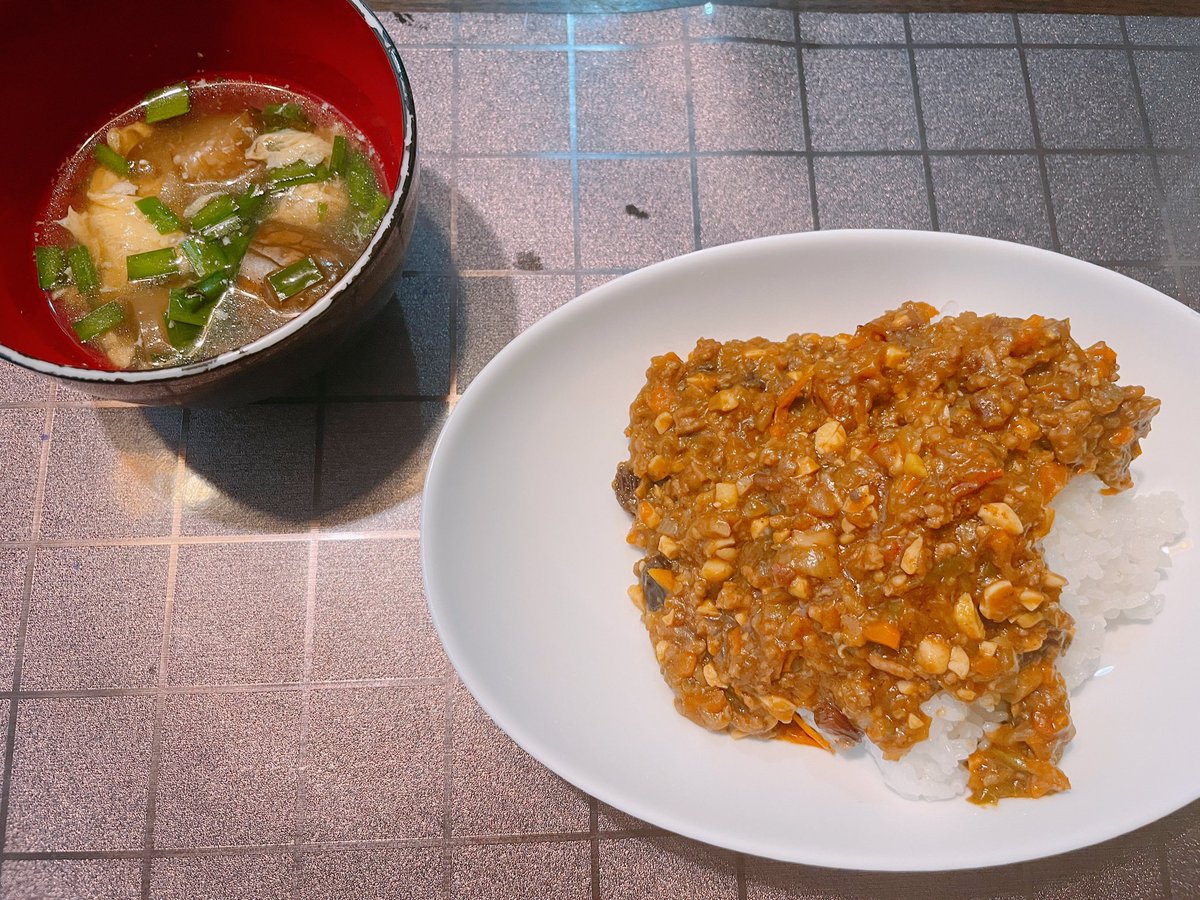 ILove610's tweet photo. キーマカレー
なすとニラの卵スープ

今日のキーマカレーは、生姜、玉ねぎ、人参、ピーマン、平茸、大豆、トマト、レーズン入り。
カレーに入れたら何にもわからんやろ、って思ったのにキノコ嫌いがきのこの匂いがする！って😂

#おうちごはん
#夜ご飯 https://t.co/JIRQFogI45