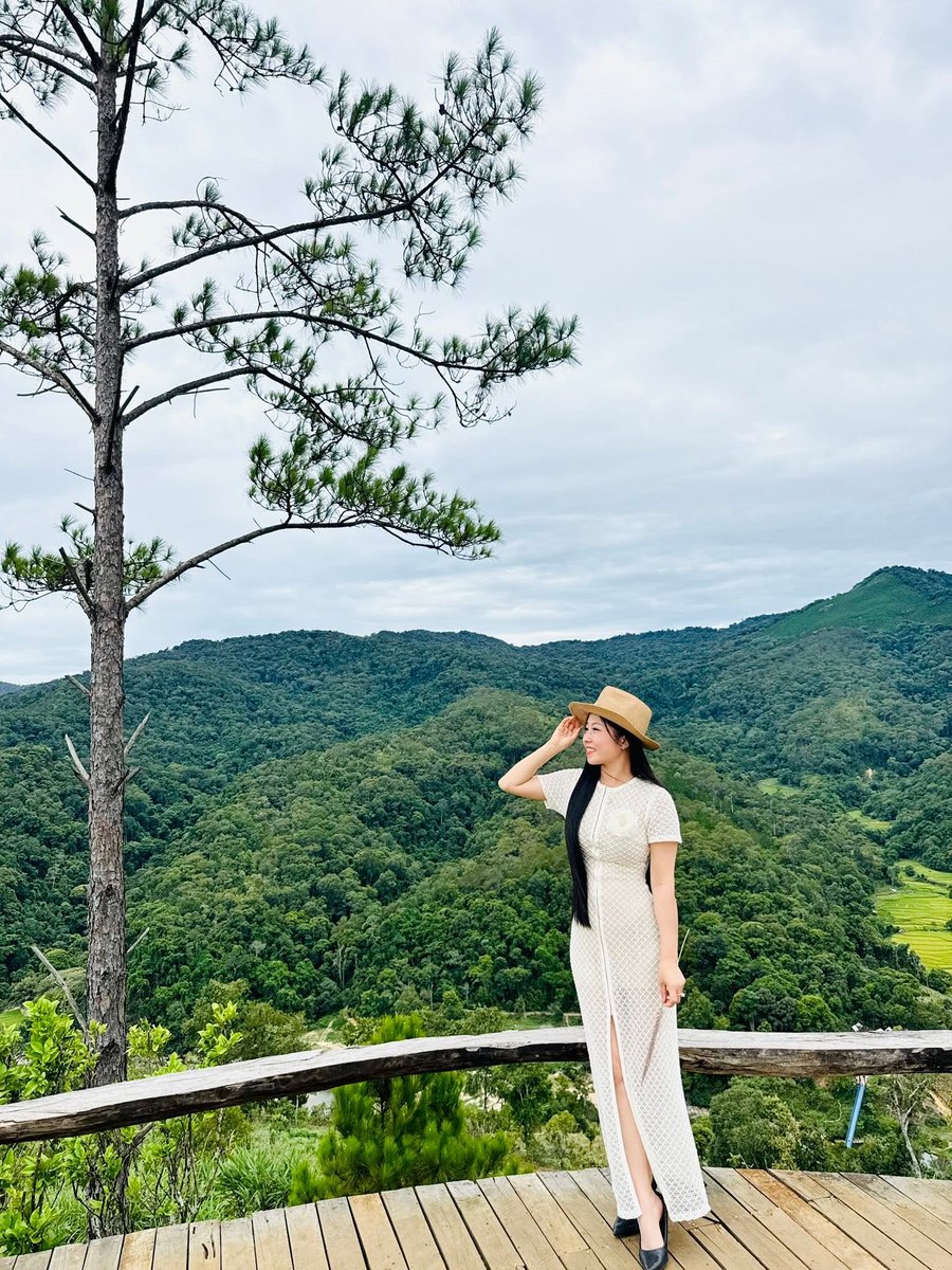 FeralGlam's tweet photo. Có những nơi không cần quá nổi tiếng, chỉ cần đứng đó vài phút là đủ thấy lòng mình nhẹ đi.

Đỉnh Sương Mù, gió mát, núi xanh, ruộng bậc thang uốn lượn như một bức tranh. Mọi bộn bề dường như ở lại phía sau.

Đôi khi, điều mình cần chỉ là một chuyến đi để nhắc bản thân rằng thế giới vẫn đẹp đến vậy. 🌿⛰️