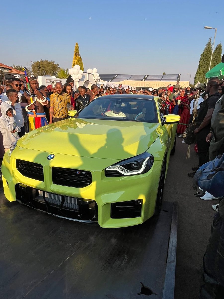 Sandile_43's tweet photo. Imagine attending a function where “gift opening” includes a Porsche, an M2, a Range Rover and property. That’s a different tax bracket. 😮‍💨🔥 https://t.co/nIABPzsP1t