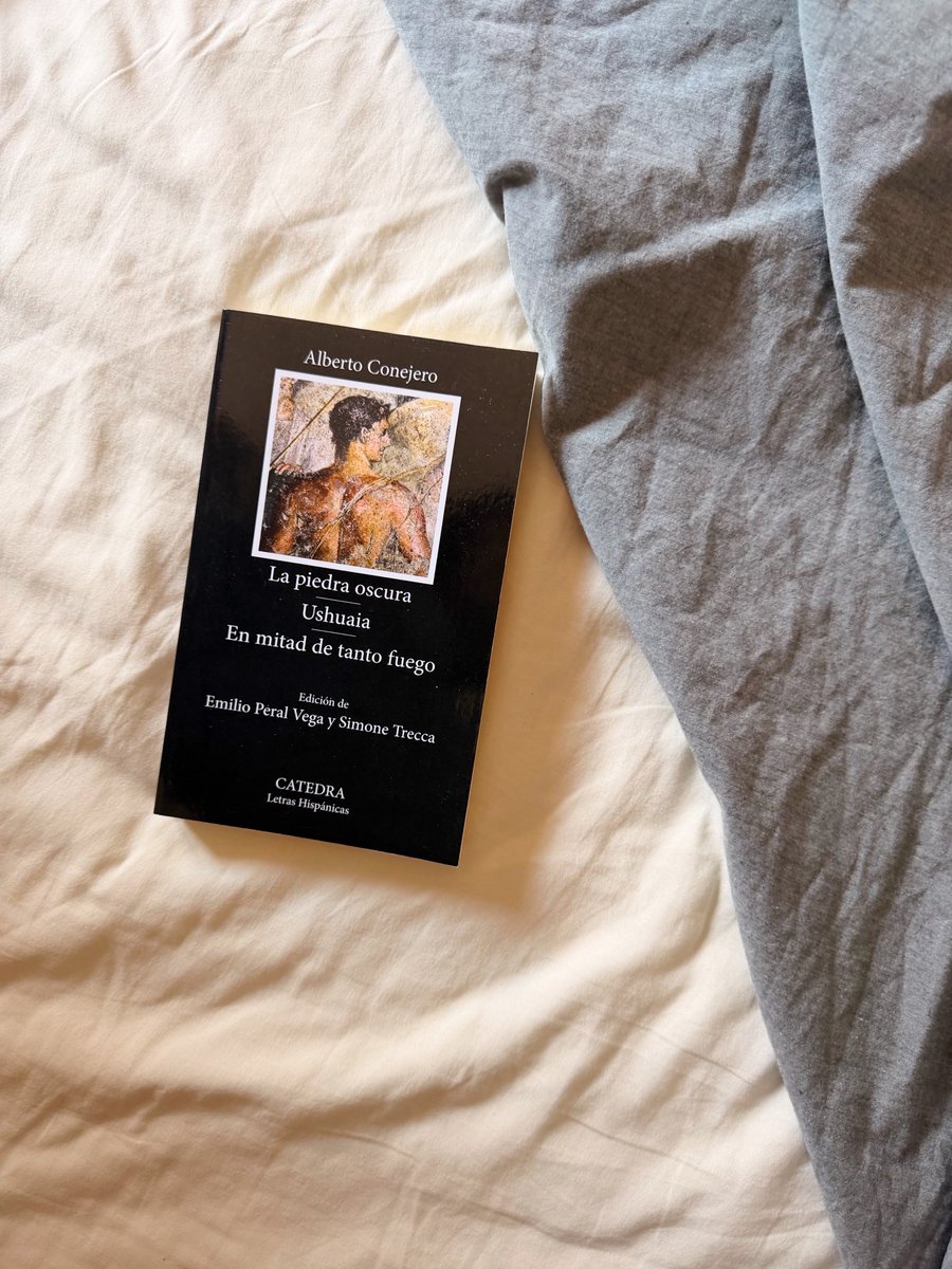 Catedra_Ed's tweet photo. Prepárate para el estreno de la película «La bola negra», de los Javis, leyendo la obra que la inspiró: «La piedra oscura», de Alberto Conejero, una historia que tiene como centro la figura de Rafael Rodríguez Rapún, secretario de La Barraca y gran amor de Federico García Lorca. https://t.co/OF3yILi3DL