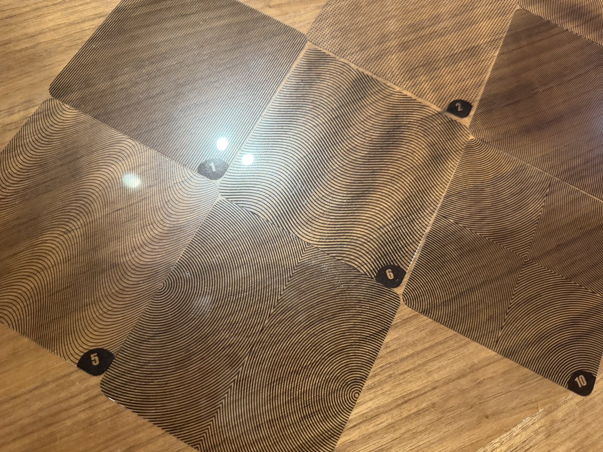eiitirou's tweet photo. お盆進行中の作家やデザイナーにコレをやれと！？
『重ねてモアレをつくるゲーム』！！
透明スクリーントーンを上手く重ね合わせて指定のモアレを発生させよう！！
こんな奇怪な模様できます！？
できる！できるのだ！！(できるのだではない https://t.co/mgrXkKfnvz