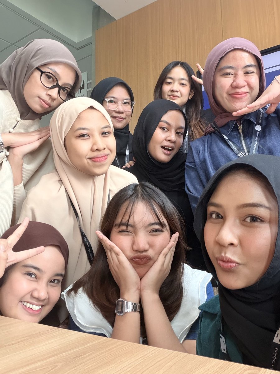 flowercrownsyf's tweet photo. Kalo aku pergi ke tempat yang jauh, temen temenku yg keren ini gimana ya? Kalo aku berhasil kali ini tmn tmn aku gimana ya? Aku pasti kangen bgt https://t.co/ZVUYQK8ipY
