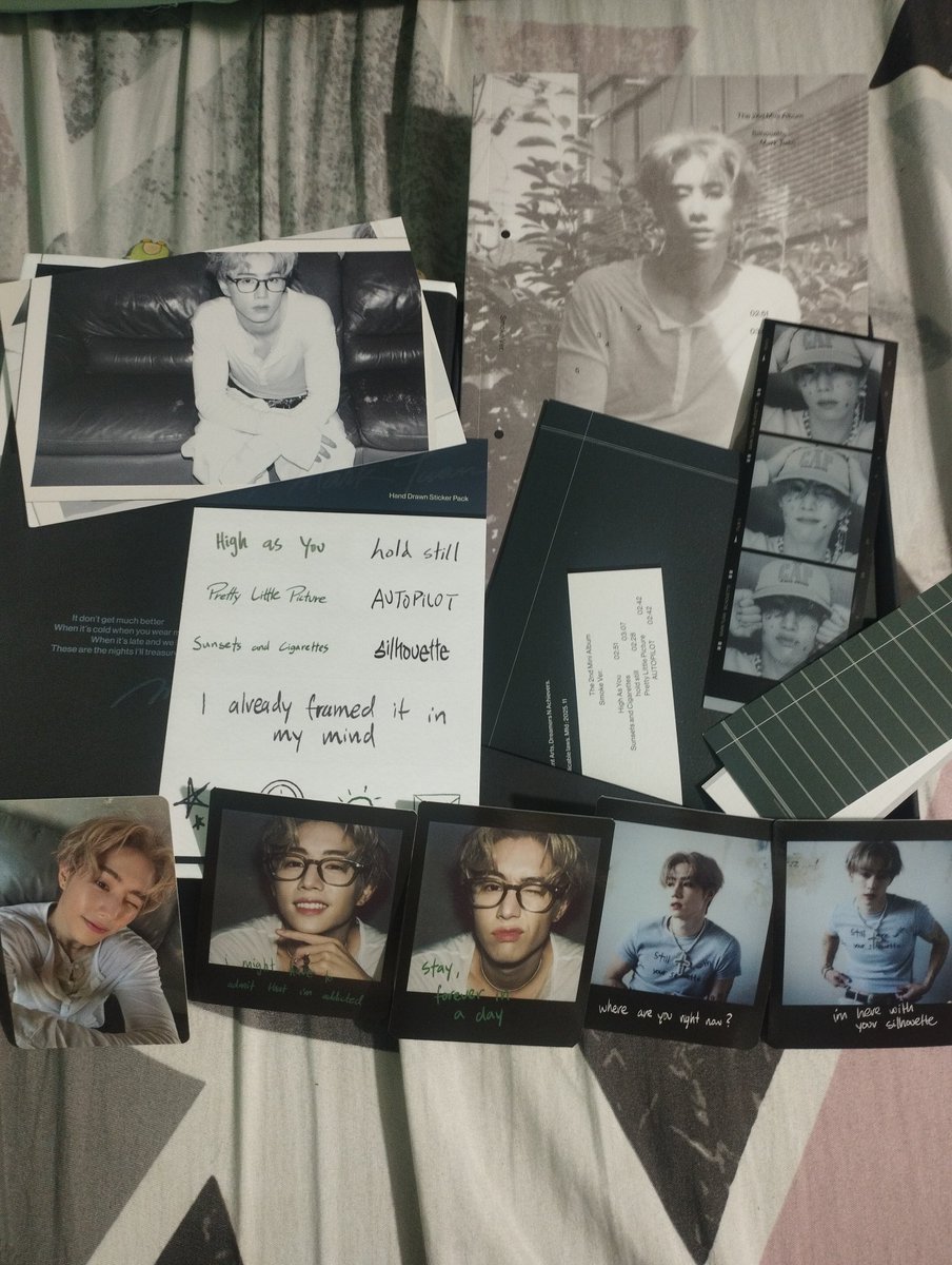 z_cassiel's tweet photo. I'm so kilig 😍💚 It's here and ang ganda ng album and everything 🥹🫶
Made my day talaga! Thank you @drawsandthings for the album and freebies. Safe and very well package 🫰
#marktuan
#Silhoutte
#GOT7 https://t.co/9IH3i76i0U