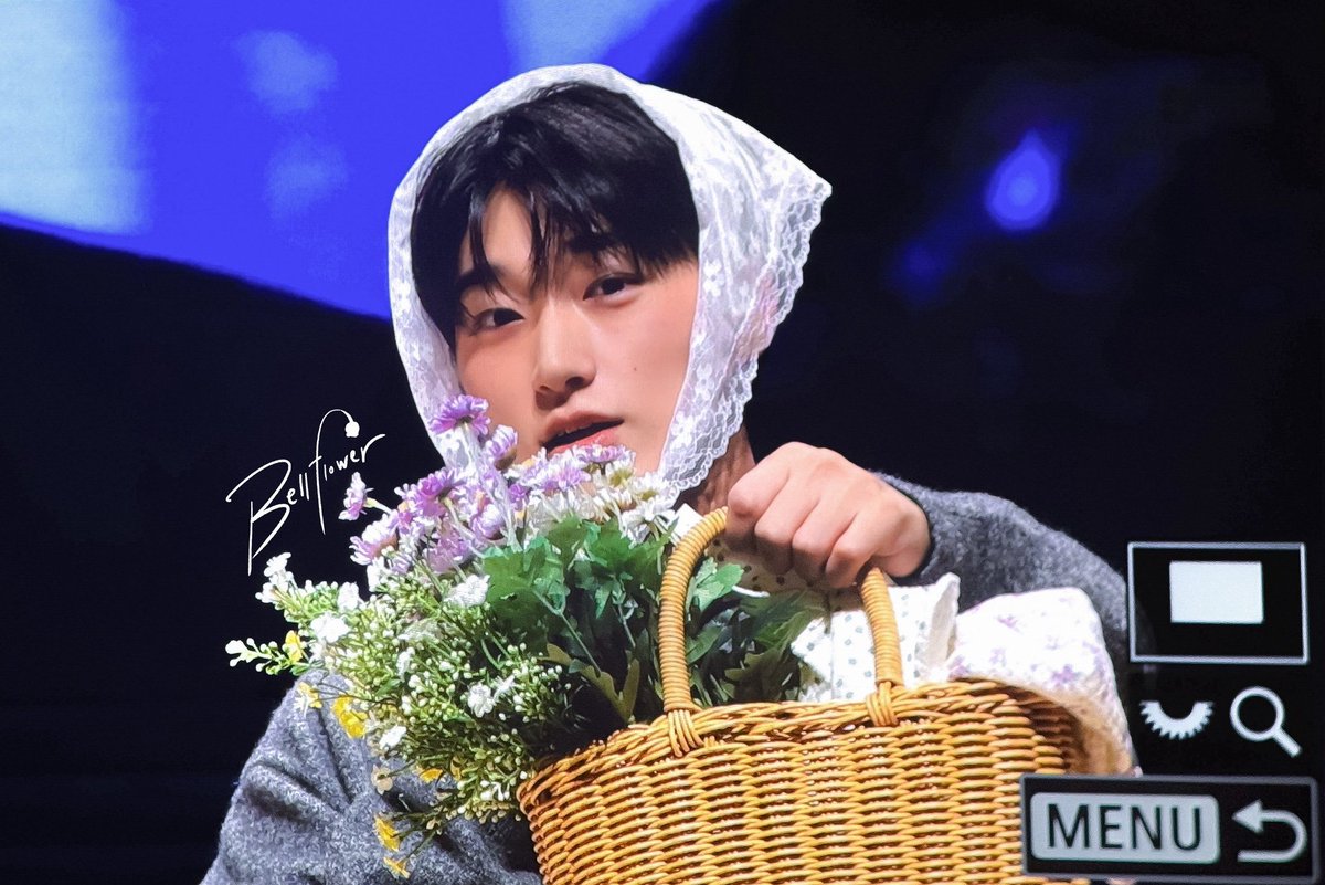 yuyusbabycat's tweet photo. "Would you like to buy some flowers sir?"
"But I don't have anyone to give them to"
"Oh I'm sure if you gave them to anyone, they'd give their heart to you.."
"Then if I buy them and give it to you, would you give me your heart, beautiful angel?"
"O-oh my..." https://t.co/waQxKtexPd