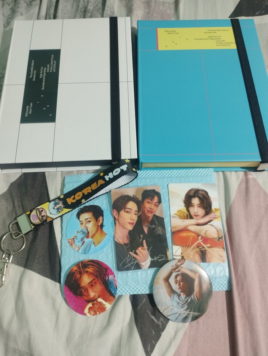 z_cassiel's tweet photo. I'm so kilig 😍💚 It's here and ang ganda ng album and everything 🥹🫶
Made my day talaga! Thank you @drawsandthings for the album and freebies. Safe and very well package 🫰
#marktuan
#Silhoutte
#GOT7 https://t.co/9IH3i76i0U