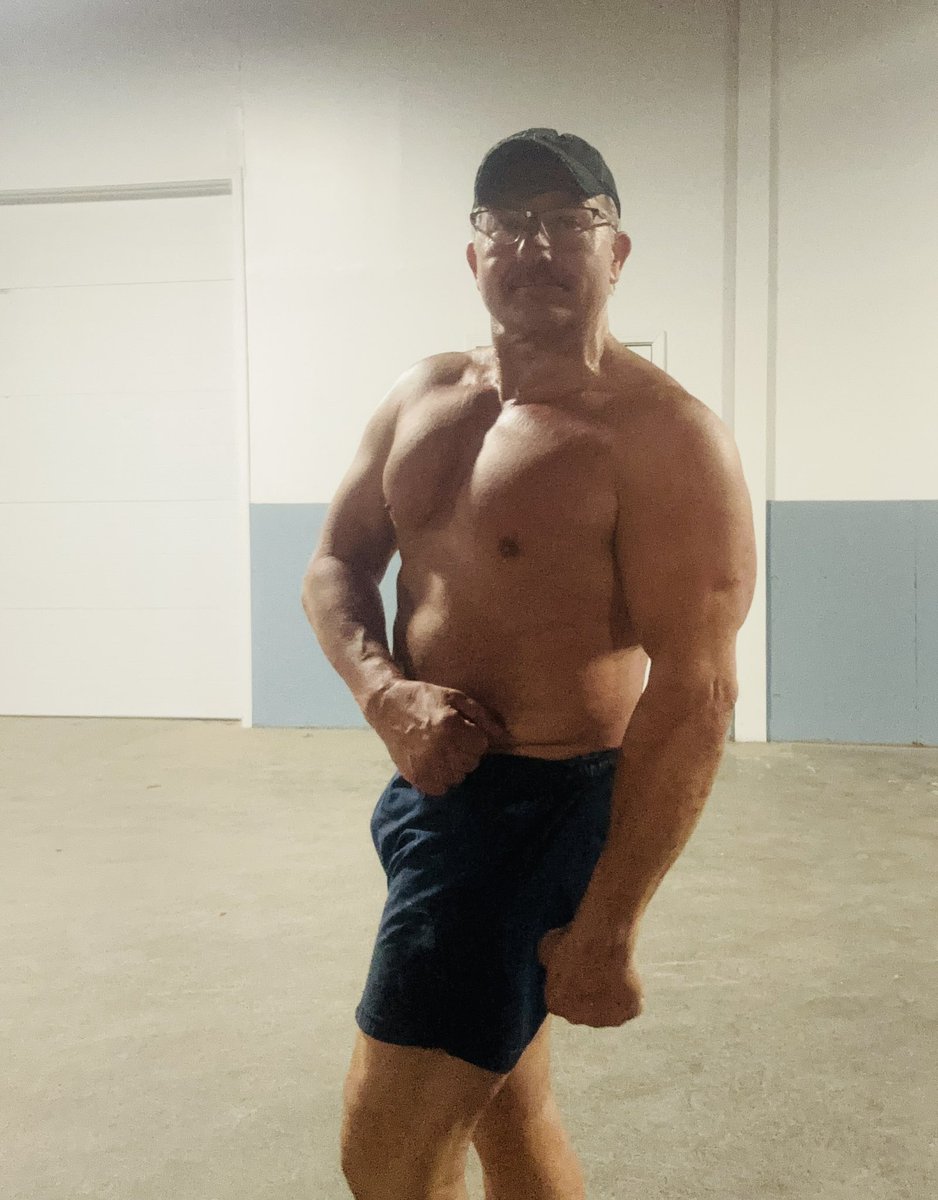Russell_Writer's tweet photo. Fuckin’ pumped &amp; swole…💪🥵🥩 #bodybuilding #weightlifting #yoked #training #coach #swole #jacked #MuscleMonday #beastmode #beefcake #filmmaker #writer https://t.co/j9SSDdqoK2