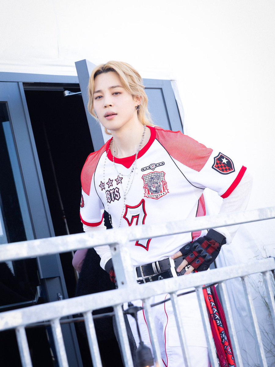 PopPlanet_'s tweet photo. BTS’ Jimin World Cup Halftime Shirt Tops FIFA Charity Auction With $14,000 Bid.

@bts_bighit #JIMIN #지민 https://t.co/BohoQdFuVV