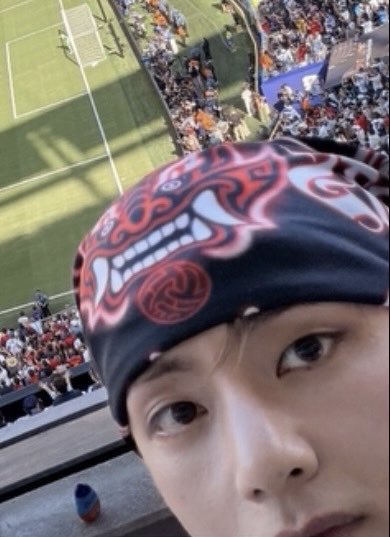 travelwithTaeby's tweet photo. For a good cause, and for something Tae wore on his head and hips. 

There may never be a perfect time, but 19 is prime. 

📷 @BinaryStar_V https://t.co/FOwenyG0dW