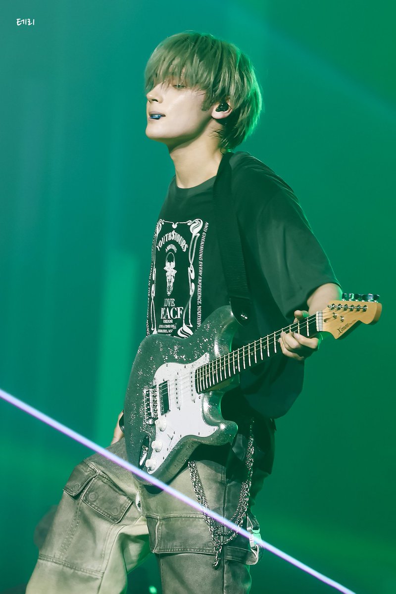 Hueningkei's tweet photo. A yearning on stage. https://t.co/Sh3bJUz08Y