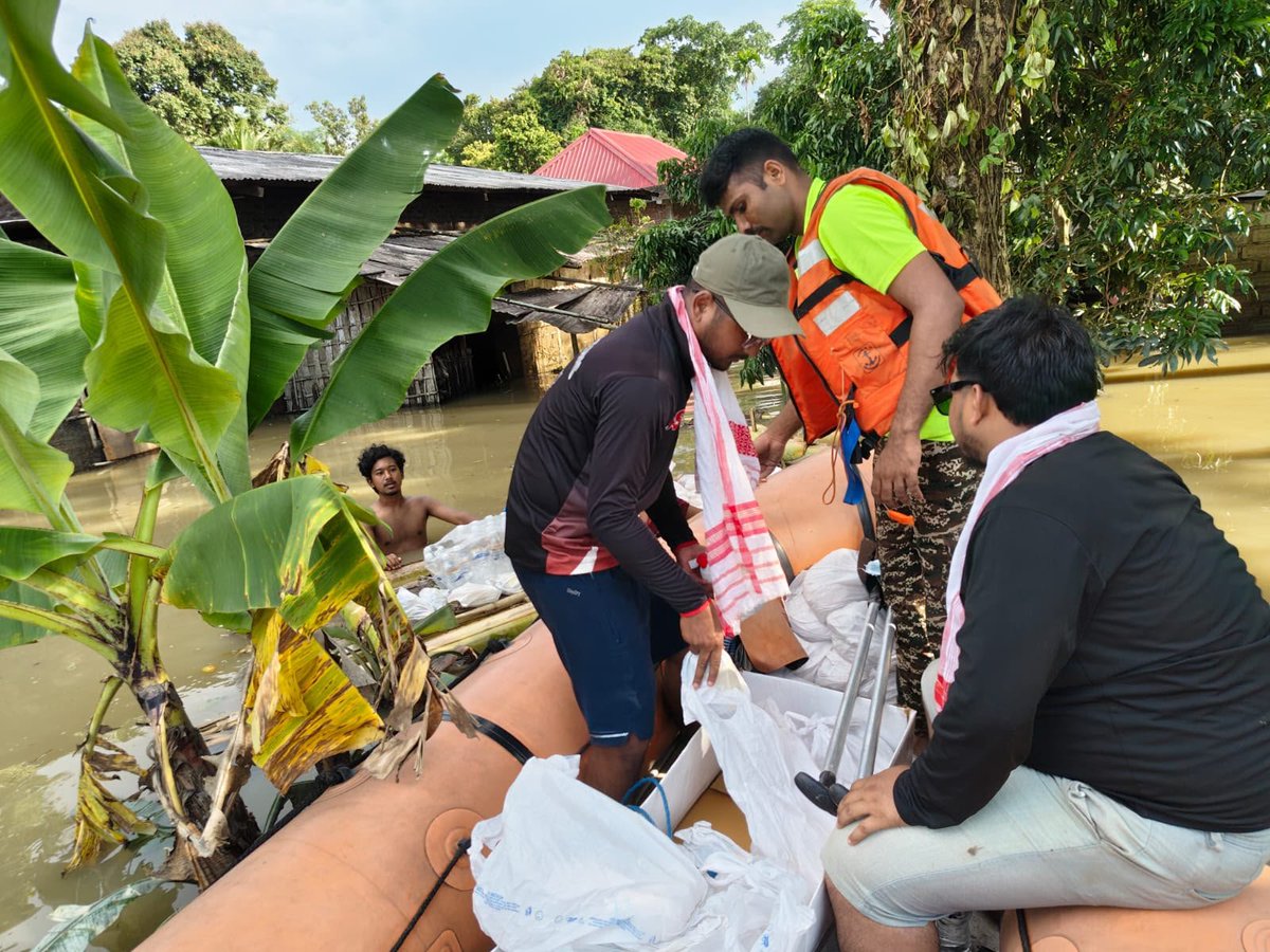 149_bn's tweet photo. 149 Bn CRPF by utilising inflatable boat recieved from NCC Sivsagar distributed relief material in flood water locked and submerged areas of Kulapother, Betbari, Sivsagar.
@DIGOPSDBRCRPF 
@CrpfWest
@Intcelljht
@crpfindia https://t.co/VK5zFC7GJj