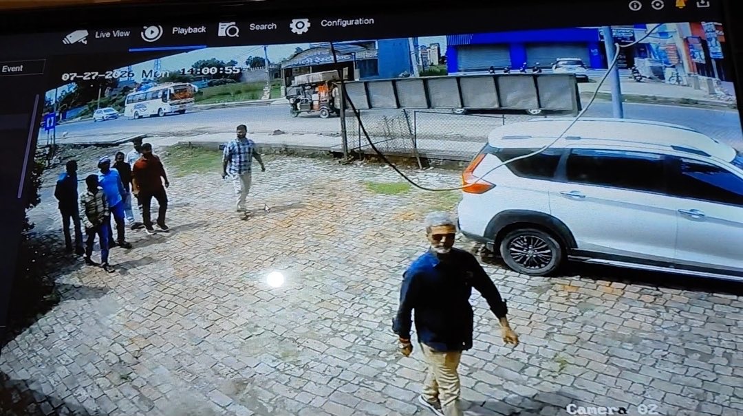 Malay_21's tweet photo. @SaranPolice @bihar_police के संज्ञानार्थ।

सर्वप्रथम मैं एकमा थाना एवं माननीय थानाध्यक्ष महोदय का धन्यवाद व्यक्त करता हूँ। आज दिनांक 27.07.2026 को लगभग दोपहर 2:00 बजे हुई घटना की सूचना मिलते ही उन्होंने तत्काल संज्ञान लिया तथा आवश्यक एवं विधिसम्मत कार्रवाई का आश्वासन दिया। घटना के समय मैंने 112 ERSS पर कॉल किया, जिस पर Call ID: 6815962 जनरेट हुआ तथा ERSS वाहन BR01HP1225 तत्काल मेरी सहायता हेतु भेजा गया। किंतु पुलिस के घटनास्थल पर पहुँचने से पूर्व अभियुक्त एवं उसके साथ आए सभी व्यक्ति वहाँ से चले गए। यह पोस्ट केवल उच्च अधिकारियों के संज्ञान हेतु है।

माननीय न्यायालय द्वारा Complaint Case No. 2922/2024 (CNR: BRSR020084662024) में अभियुक्त अश्विनी राज के विरुद्ध NBW जारी होने के बावजूद आज वह कई बाहरी व्यक्तियों के साथ मेरे घर एवं घटनास्थल पर आया, जिससे भय एवं दबाव का वातावरण उत्पन्न हुआ।

उपलब्ध न्यायालयी अभिलेखों के अनुसार उसके विरुद्ध Gardanibagh P.S. Case No. 865/2006 (IPC Sections 392/411) तथा Gardanibagh P.S. Case No. 193/2007 सहित अन्य मामलों में भी न्यायालय में कार्यवाही लंबित है। मेरे संज्ञान के अनुसार इन मामलों में भी NBWs लंबित हैं।

मेरा विनम्र अनुरोध है कि सभी लंबित NBWs का शीघ्र निष्पादन सुनिश्चित किया जाए। एक कानून का पालन करने वाले नागरिक के रूप में मेरा परिवार लगातार भय के वातावरण में जीवन व्यतीत कर रहा है। मुझे पूर्ण विश्वास है कि बिहार पुलिस एवं सारण पुलिस विधि के अनुसार निष्पक्ष एवं प्रभावी कार्रवाई करेगी।