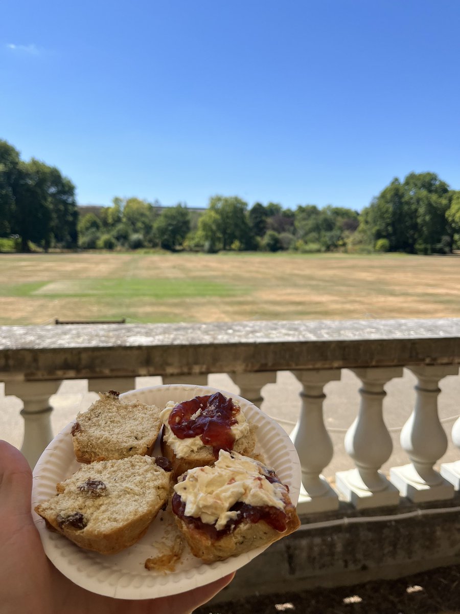 TheAtomicStuff1's tweet photo. Whitest I’ve ever felt was eating scones at Buckingham Palace. https://t.co/23vSbgeYRd