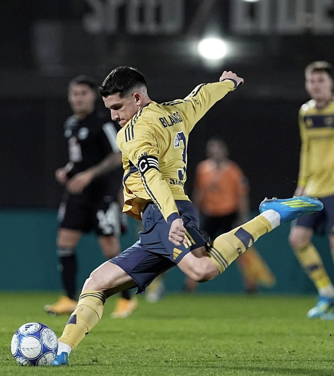 vagoxeneize12's tweet photo. A muchos tal vez les parezca una boludes.

Pero para mí el capitán de Boca no puede tener nunca un tatuaje gigante de otro equipo del futbol argentino. Y menos en el mismo lugar que va la cinta de capitan. https://t.co/gaQ7J70ULt