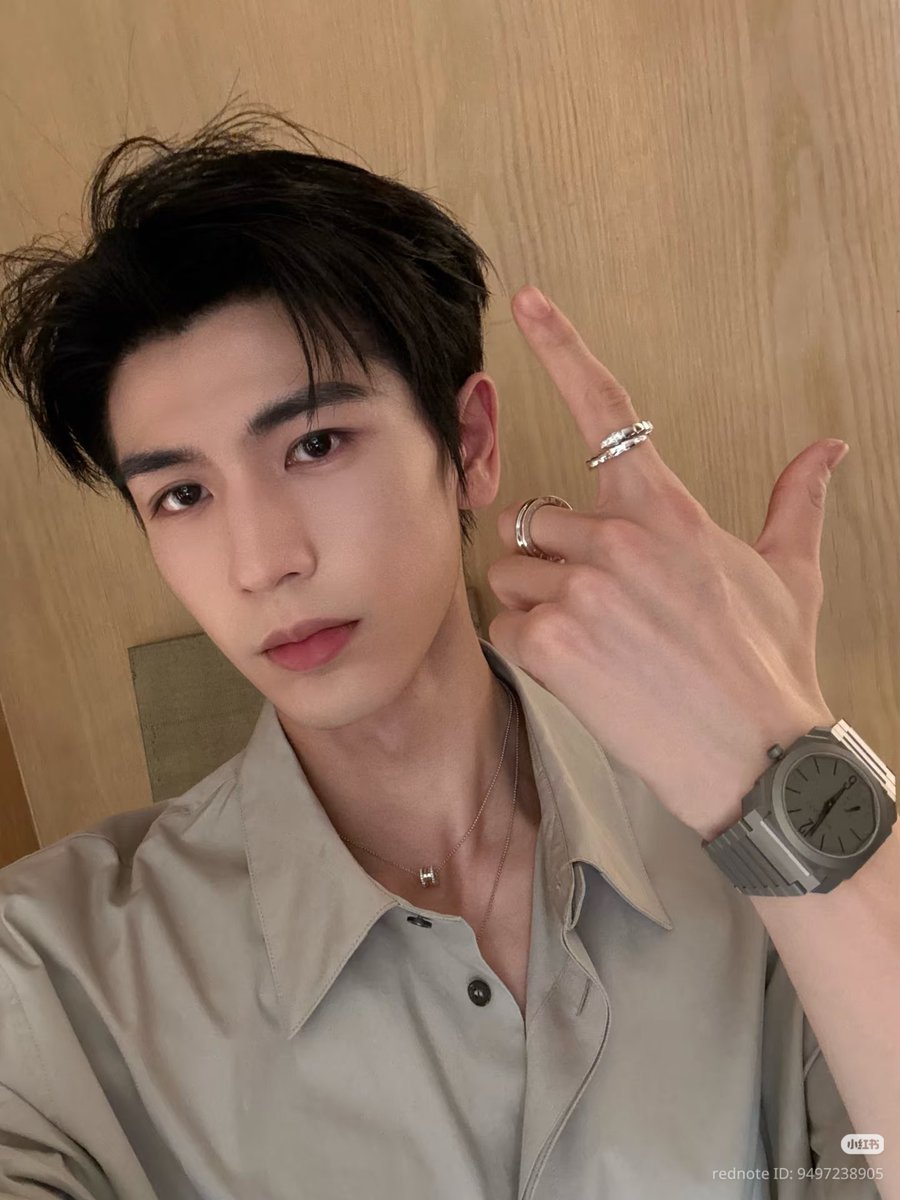 everydayzlh's tweet photo. •072726• zlh studio xhs update 🪐

studio shares new behind the scene pics of brand ambassador #zhanglinghe for Bvlgari 💎 https://t.co/7X2vbTL1nM