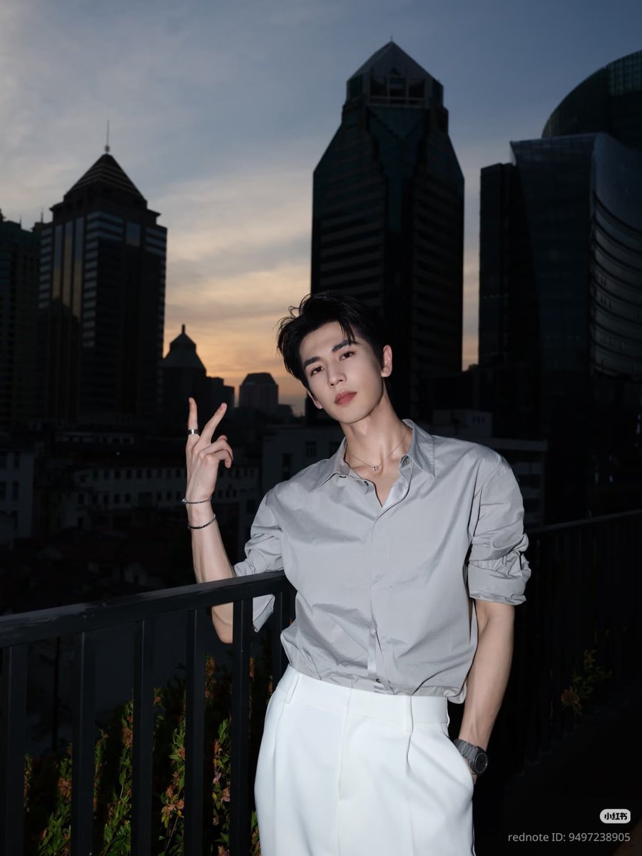 everydayzlh's tweet photo. •072726• zlh studio xhs update 🪐

studio shares new behind the scene pics of brand ambassador #zhanglinghe for Bvlgari 💎 https://t.co/7X2vbTL1nM