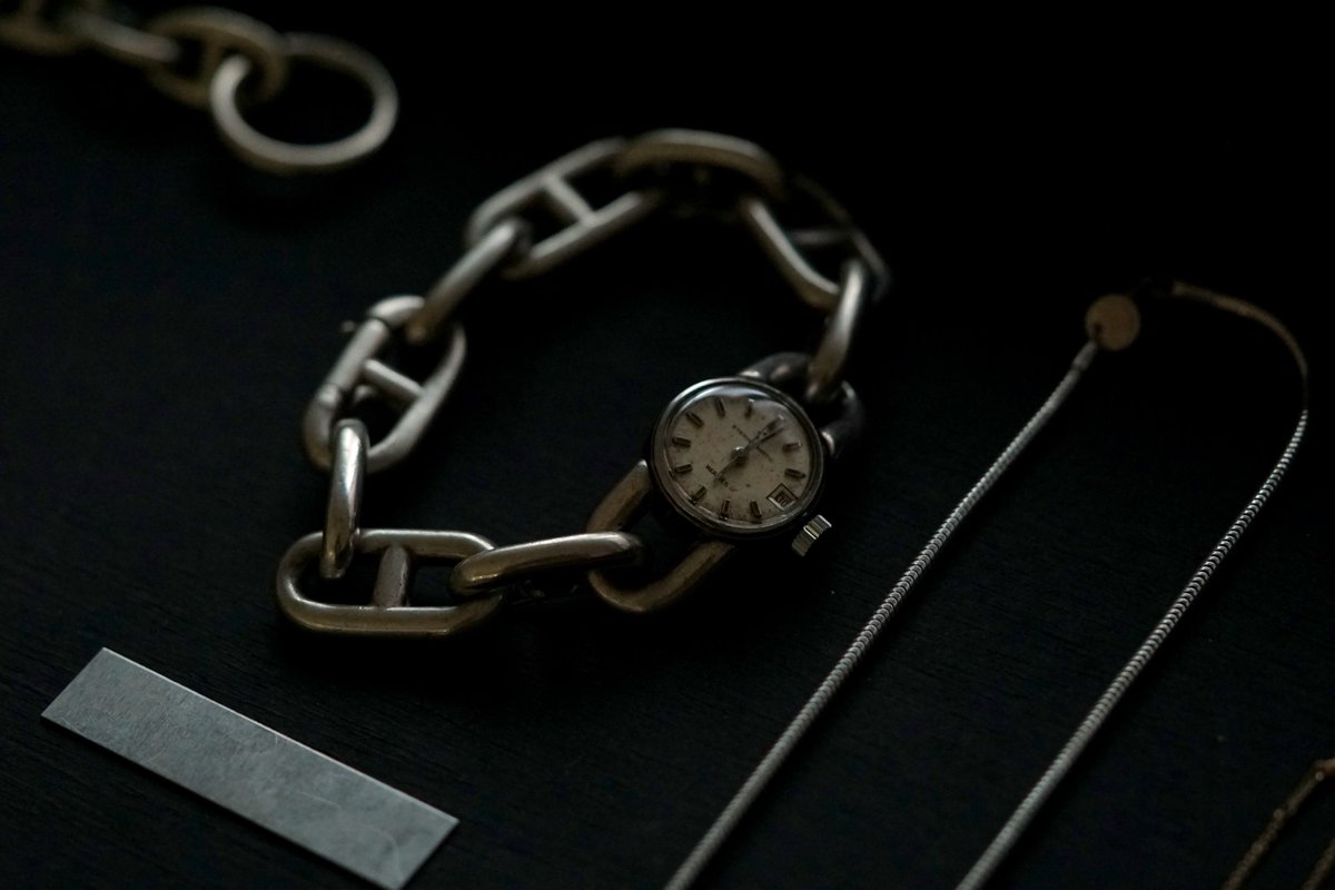 fuligo's tweet photo. Vintage Jewelry Exhibition
会期：7/25（土）-8/30（日）
営業時間：12:00-20:00
店休日：金曜日

Fuligoではこれまでも国内外から買い付けた様々なヴィンテージジュエリーをご紹介してきましたが、このたび初めてこれらに焦点を絞った大々的な催しを8/30（日）まで開催しています。
ヴィンテージからアンティークへ分類されるものまで150点以上の年代・出自様々な造形が並んでいますので、どうぞ店頭へ足をお運びください。
