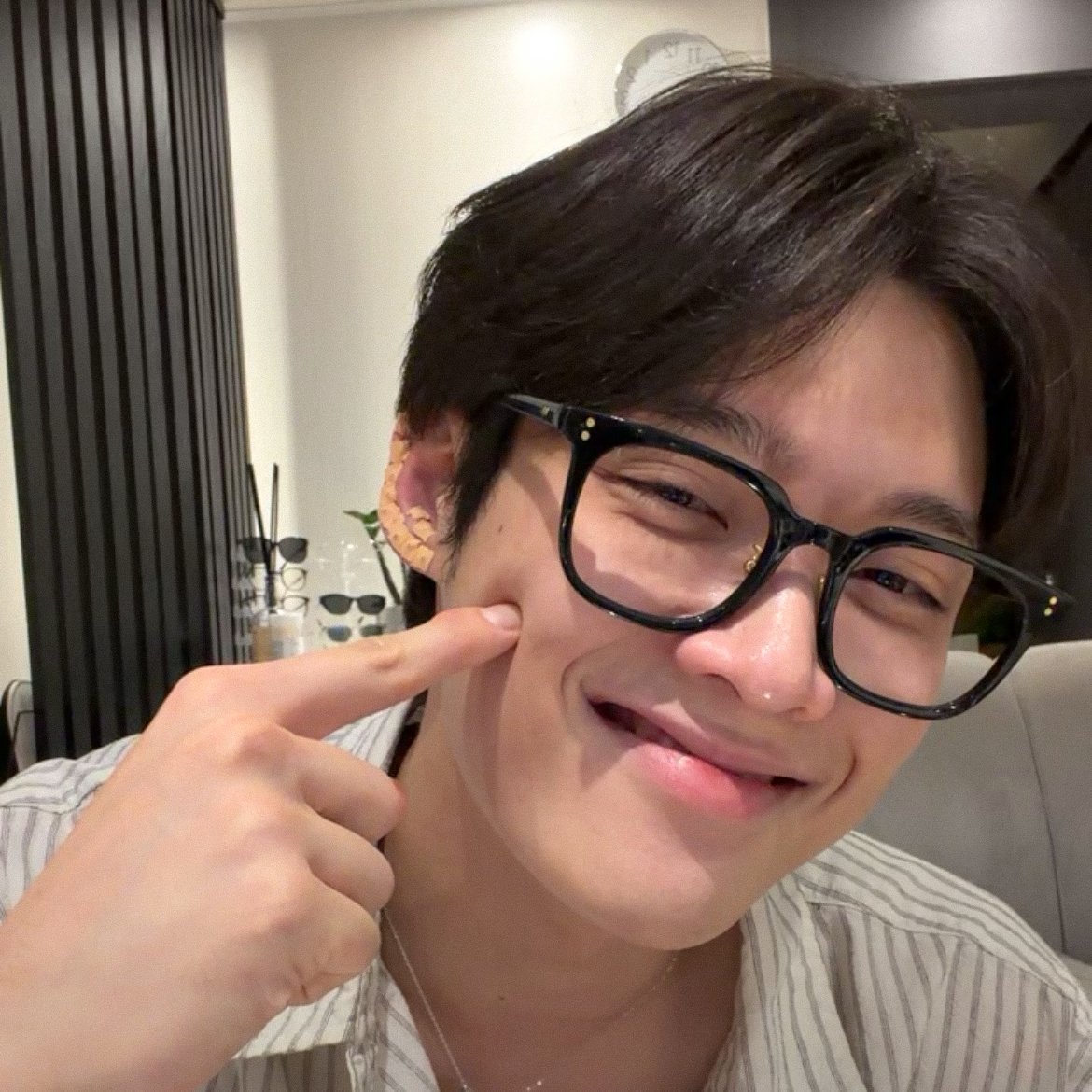 itobzkmp's tweet photo. สามท่าแบบ ม๋าบ๊องมาก คือเกาหลีอยู่ไม่สุกเลยดิ เซี่ยงไฮ้มันจะแค่ปากซอยแล้วป่ะวะ ฮีล่อน้องด้วยซัมชิกอีกแล้ว #kimyoonsik https://t.co/tNVDrIfZLJ
