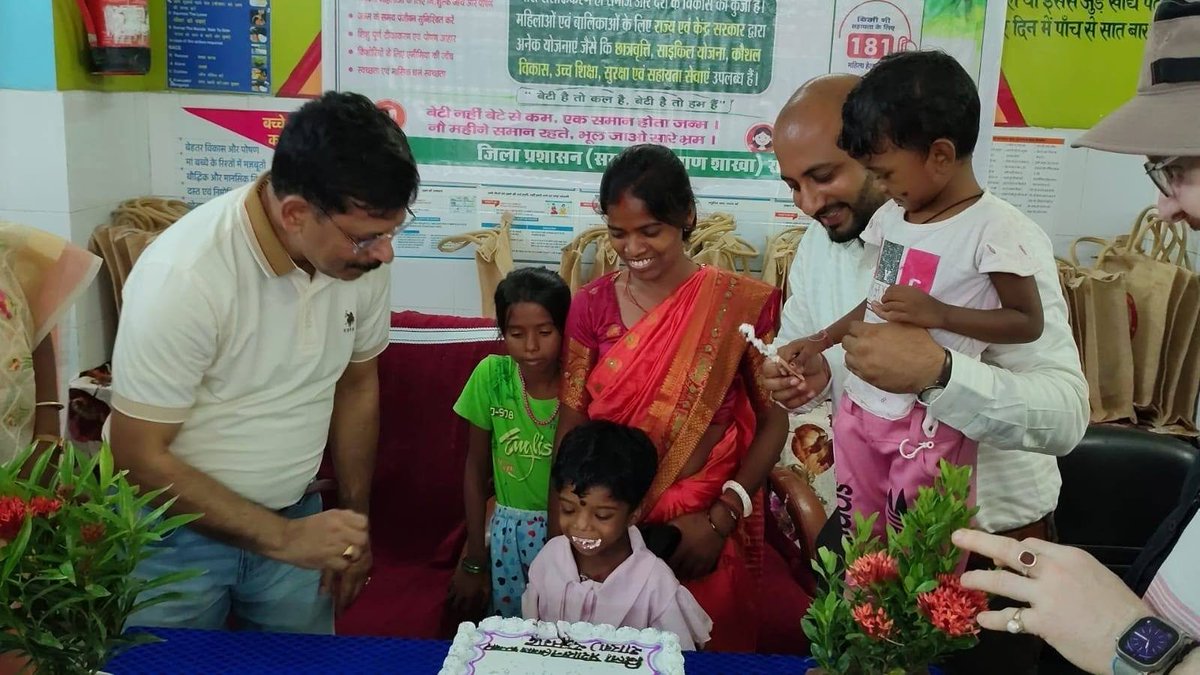 DC_Ramgarh's tweet photo. बेटी बचाओ, बेटी पढ़ाओ अभियान के तहत सदर अस्पताल, रामगढ़ में नवजात बच्चियों की माताओं के बीच किट का वितरण किया गया। इस अवसर पर एनएचएम झारखंड के अभियान निदेशक, श्री शशि प्रकाश झा उपस्थित रहे। आइए, बेटियों के जन्म का जश्न मनाएं और उनके उज्ज्वल भविष्य स्वास्थ्य व शिक्षा का संकल्प ले https://t.co/jbaAIBmU1l