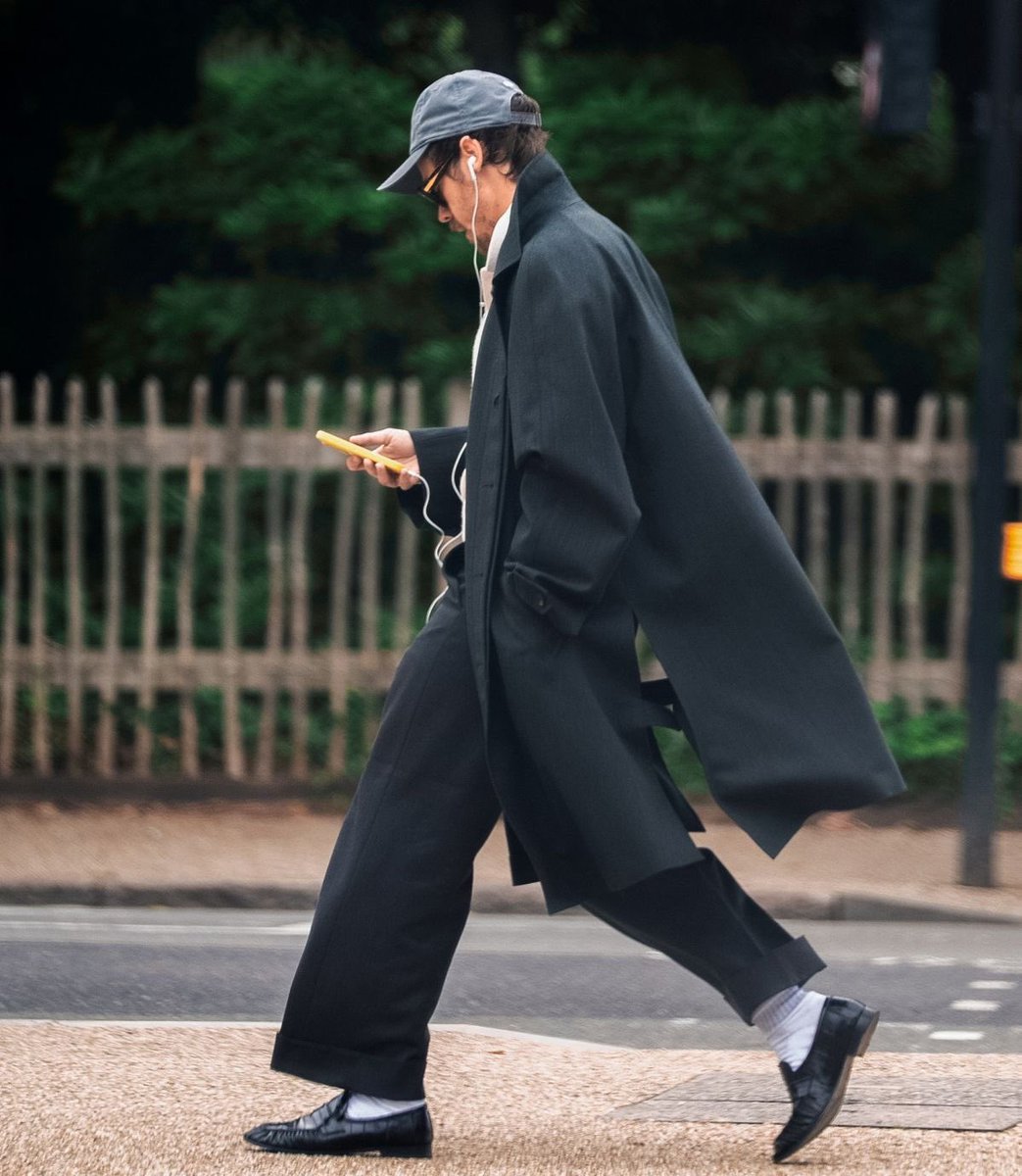 axlsugar's tweet photo. harry styles street style https://t.co/dMNiloeI9S