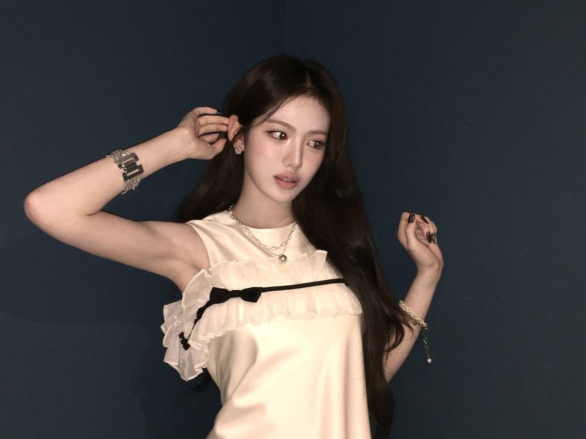 Lceesui's tweet photo. stepping out in a look that feels just right. every little detail falls into harmony, turning simple pieces into something beautifully timeless. https://t.co/j8lOYl08QF
