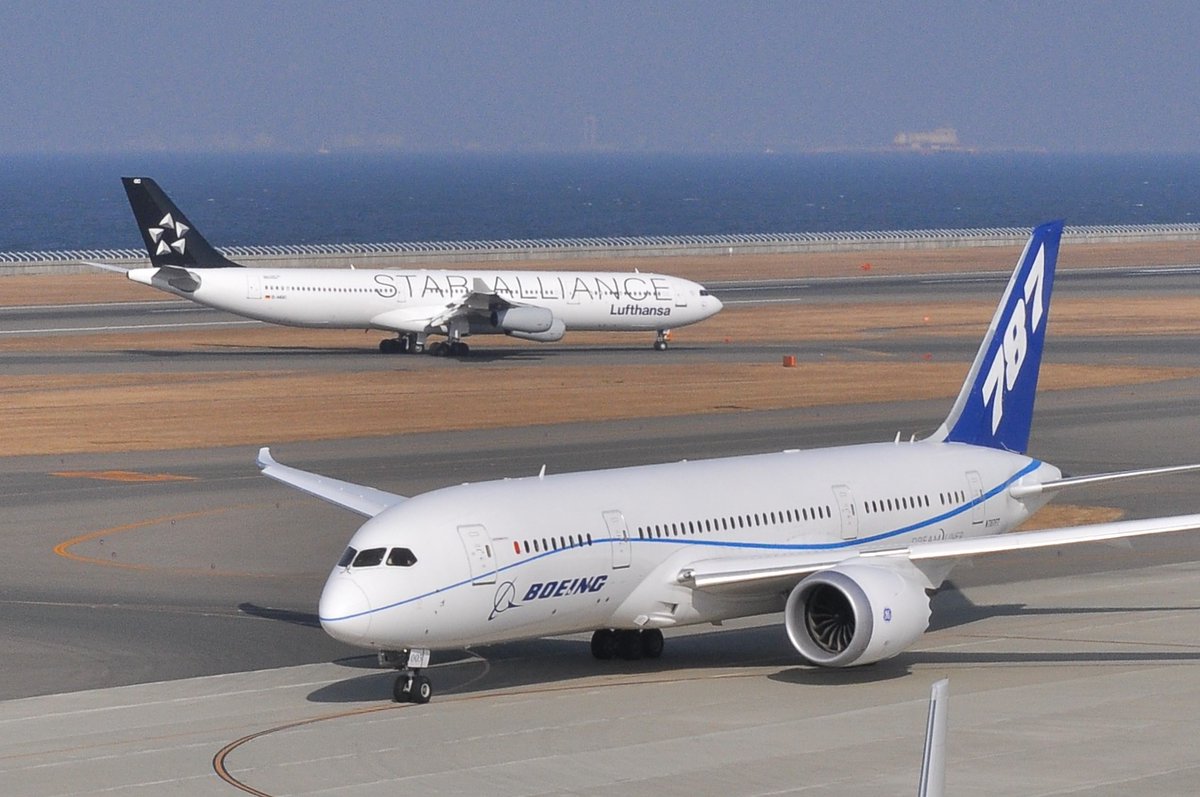 EF65116JRF's tweet photo. #撮ってて良かった写真を公開しなさい
B787デモ機を借りて実施されたJALの乗員訓練 https://t.co/6qOz90jrDP