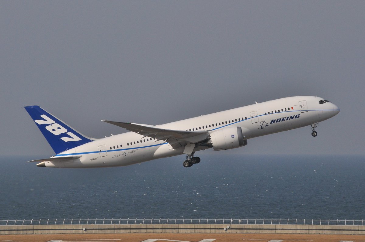 EF65116JRF's tweet photo. #撮ってて良かった写真を公開しなさい
B787デモ機を借りて実施されたJALの乗員訓練 https://t.co/6qOz90jrDP