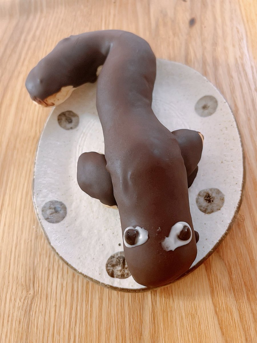 oppspps0401's tweet photo. 土用の丑の日商戦お疲れ様でした！
15時間働いた私の買ったウナギぃぃい！！！！
金ねぇからこれが精一杯のわたしの鰻や(チョコうなぎパン150円) https://t.co/yVd8ZSMWaC