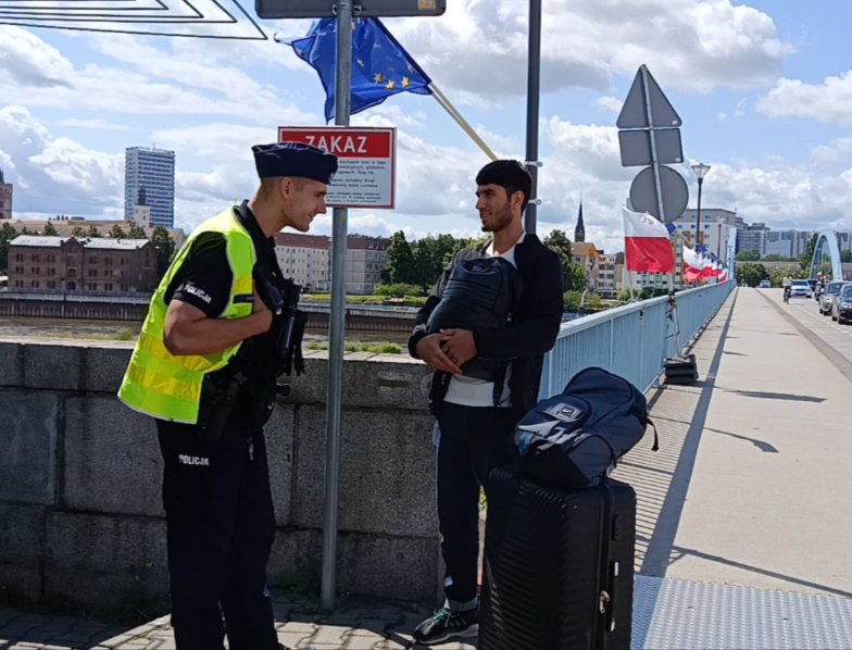 RBakiewicz's tweet photo. To mówicie, że Tusk obiecał brak zgody na przyjmowanie migrantów? No to patrzcie na to.

Dzisiaj, Słubice, most graniczny. Niemiecka policja przywozi migranta pod samą granicę, a nasz radiowóz zabiera go w głąb kraju.

Wkrótce pokażę Wam pełne nagranie z miejsca zdarzenia.

Całe szczęście już w ten czwartek w Sejmie pierwsze czytanie #StopPakt. Mam nadzieję, że to będzie początek końca tej cynicznej farsy, w której kupczy się bezpieczeństwem Polaków.