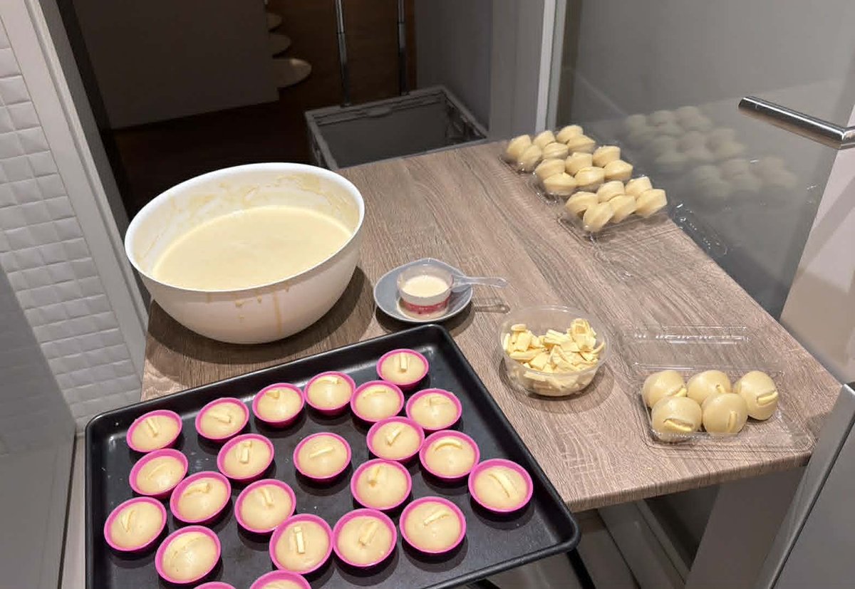 GenQuimba's tweet photo. My daily routine: You see me making Puto Cheese (you know what that is, don't you? 😉) and then, in the video, selling Biko (sweet rice cake) &amp; Pansit Bihon (Filipino noodles).
#PutoCheese #Biko #PansitBihon #OFW #FilipinoFood #FoodBusiness #DailyRoutine #FilipinoInHK https://t.co/VoLN11Tx3X