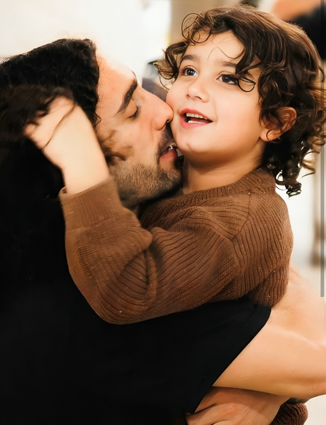 Saudafalsaud's tweet photo. أحيانًا تكون أبسط التصرفات هي الأكثر تأثيرًا.

أن يترك أب شعره طويلًا حتى يتمكن ابنه من تمييزه وسط الملعب... قد تبدو تفصيلة صغيرة، لكنها تحمل في داخلها الكثير من الحب والاحتواء.

هذه هي الرسالة التي أود أن نتذكرها دائمًا: أن أبناءنا من #ذوي_التوحد لا يحتاجون فقط إلى الخدمات، بل يحتاجون إلى أسر تُطمئنهم، وإلى مجتمع يفهمهم ويحتضنهم.

وهذا ما نسعى إليه جميعًا. 💙

#دعم_التوحد #طيف_التوحد #رؤية_السعودية_2030