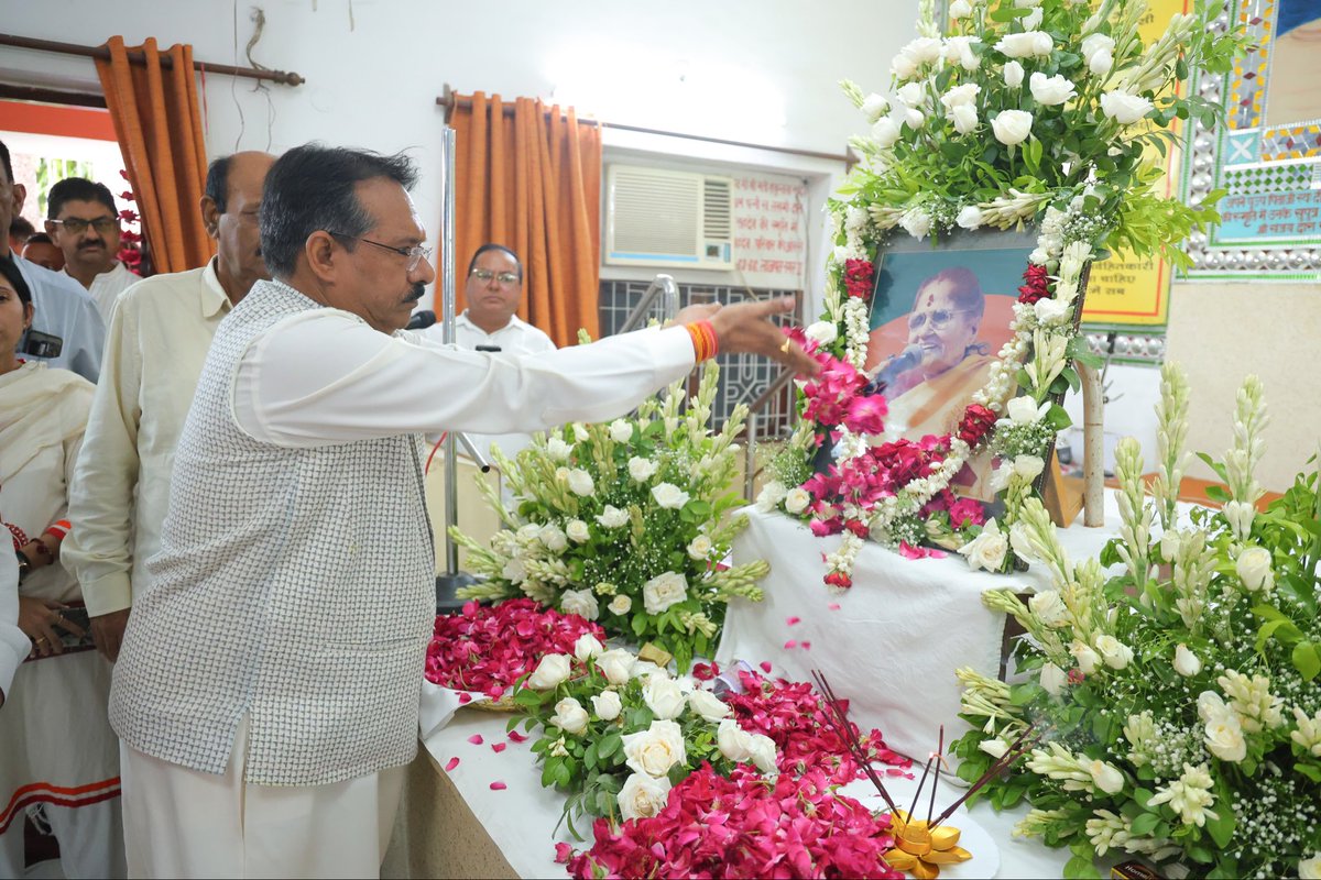 hdmalhotra's tweet photo. दिल्ली नगर निगम के एकीकरण के बाद पहली महापौर रहीं भारतीय जनता पार्टी की वरिष्ठ नेत्री श्रद्धेय श्रीमती शकुंतला आर्य जी के 99 वर्ष की आयु में स्वर्गारोहण के उपरांत आयोजित श्रद्धांजलि सभा में उपस्थित होकर उन्हें भावपूर्ण श्रद्धांजलि अर्पित की।

श्रीमती शकुंतला आर्य जी संगठन कौशल से परिपूर्ण होने के साथ-साथ एक कुशल प्रशासक भी थीं। वर्ष 1997 में उन्होंने दिल्ली में फुटओवर ब्रिज निर्माण की दूरदर्शी परिकल्पना को आगे बढ़ाया और यमुना पार क्षेत्र में भी फुटओवर ब्रिज के निर्माण का मार्ग प्रशस्त किया। श्यामलाल कॉलेज के समीप बने उस फुटओवर ब्रिज के शिलान्यास और उद्घाटन का साक्षी बनने का सौभाग्य मुझे भी प्राप्त हुआ था, जो आज भी उनके दूरदर्शी नेतृत्व और जनहित के प्रति समर्पण का साक्षी है।

ईश्वर से प्रार्थना है कि दिवंगत पुण्यात्मा को अपने श्रीचरणों में स्थान प्रदान करें तथा शोकाकुल परिजनों को इस अपूरणीय दुःख को सहन करने की शक्ति प्रदान करें।

।।ॐ शांति ।।