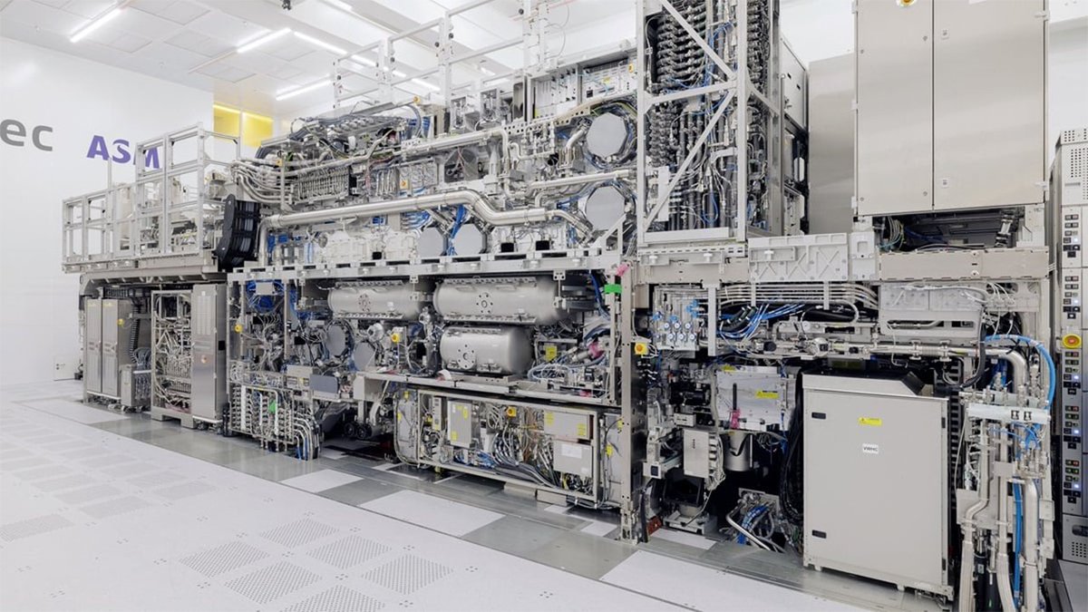 StockMKTNewz's tweet photo. CHINA 🇨🇳 STARTS MASS-PRODUCING HOMEGROWN DUV CHIPMAKING TOOLS - The Information https://t.co/iYKFZqnHeu