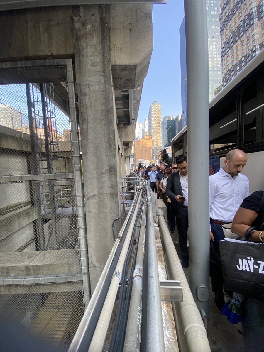 KiddFuture's tweet photo. Nothing says Mondays like this commute with Port Authority delays. @PANYNJ Bus Terminal scenic route. #PortAuthority https://t.co/m1mAmgMWpB