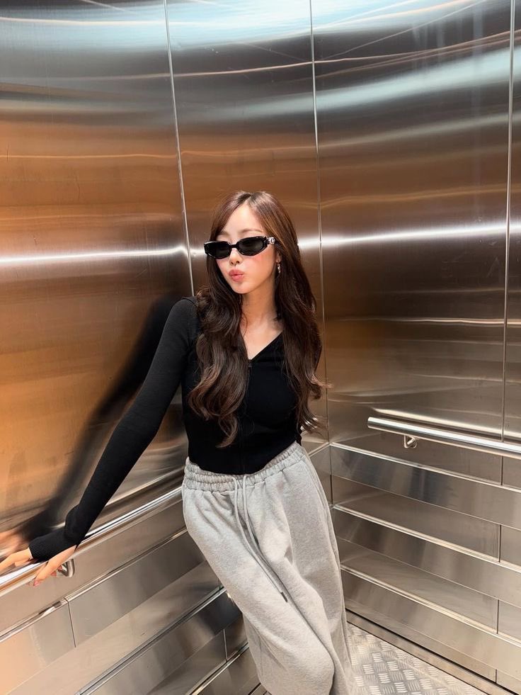 ljjenooo_'s tweet photo. Yang bayar                   Yang cantik https://t.co/BfAZsj0o6E