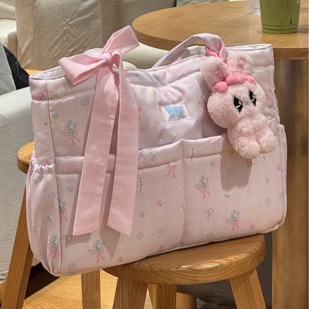 ffs_2965's tweet photo. ส่งต่อ กระเป๋า carryme ใส่ laptop notebook ipad ไปเรียนได้ สายแบกบ้าน ใส่ของได้เยอะ ผ้านุ่มนิ่ม ไม่หนักไหล่
สีชมพูพาสเทล (ลายรูปซ้าย) มีโบว์ลายเดียวกับกระเป๋าแถมให้2อัน

755 รวมส่ง
#กระเป๋าcarryme #ป้ายยากระเป๋า #ส่งต่อกระเป๋า #กระเป๋า #กระเป๋าสะพายข้าง #ส่งต่อของมือสองสภาพดี https://t.co/oZj8NSTNCI