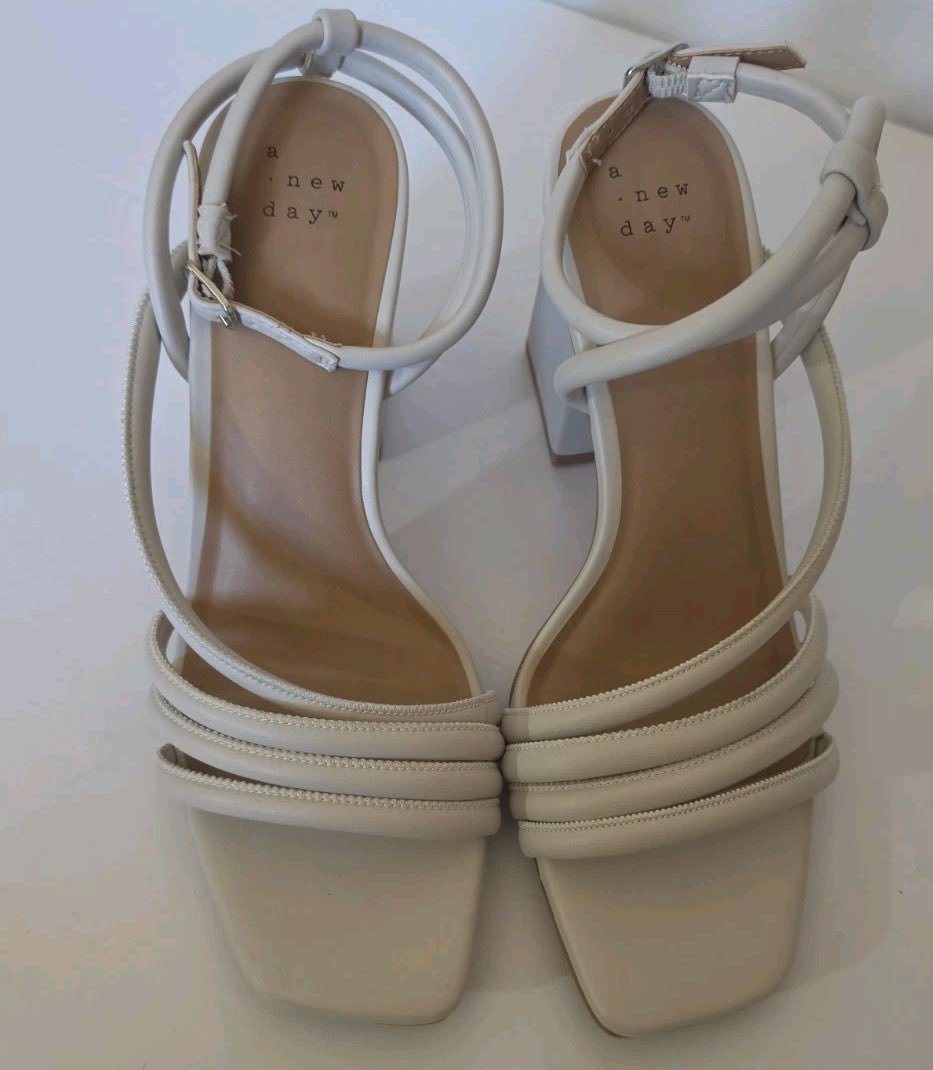 3030_Killer's tweet photo. Nuestro amigo nos manda más de la zorrita de la werita miren que linda carita está súper rica ahora nos manda sus ricas zapatillas dice que le huelen a quesito rico, para tener sus patitas en los hombros para olerlas y chuparselas que delicia 
#zorrita #culona #feet #zapatillas https://t.co/Jhw84xDwv2