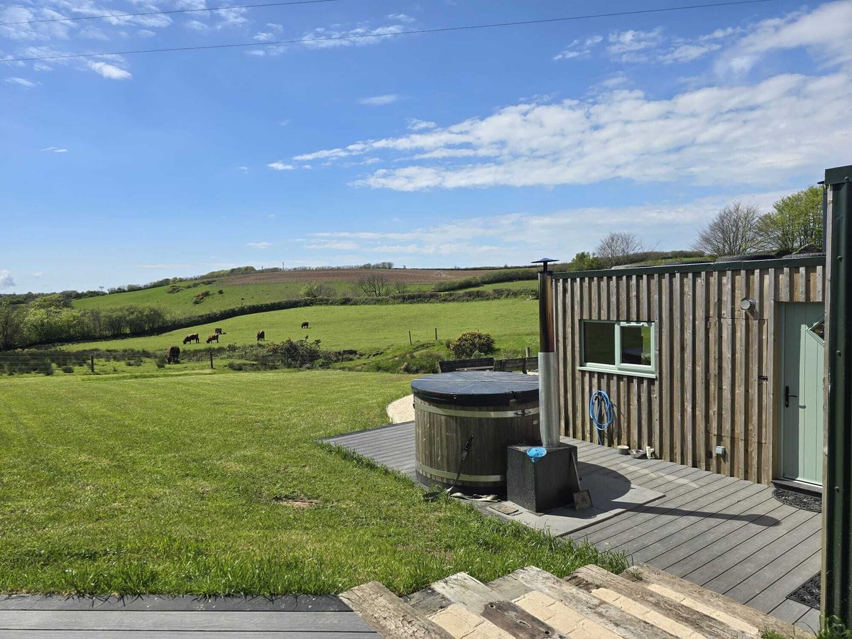 Camping_Direct's tweet photo. 🐷 Farm animals, campfires and nights beneath the stars make Westland Farm near Barnstaple a memorable place to stay in North Devon.

🔗 Find out more about Westland Farm here:
https://t.co/30YTX5jGrS

#northdevon #barnstaple #farmcamping #glamping #visitdevon https://t.co/ruYVUTTzBe