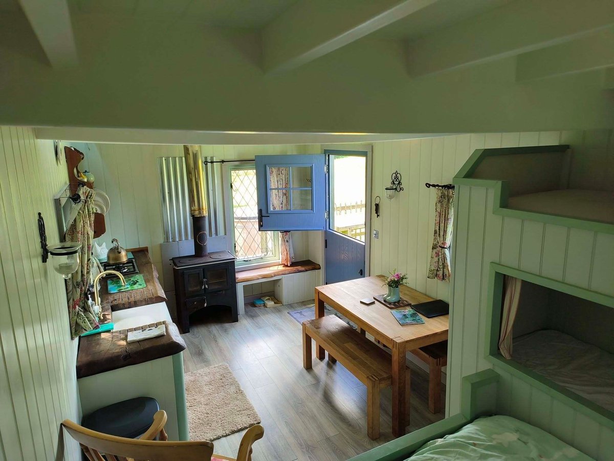 Camping_Direct's tweet photo. 🐷 Farm animals, campfires and nights beneath the stars make Westland Farm near Barnstaple a memorable place to stay in North Devon.

🔗 Find out more about Westland Farm here:
https://t.co/30YTX5jGrS

#northdevon #barnstaple #farmcamping #glamping #visitdevon https://t.co/ruYVUTTzBe