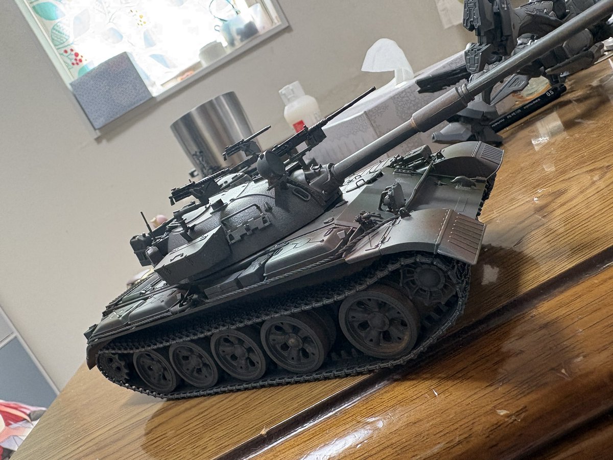 Qb8Qnpc's tweet photo. タミヤのティラン5、サンドブラウンではないイメージで作ろうと悩んだ結果こうなりました、 https://t.co/5IoiTpc7mP