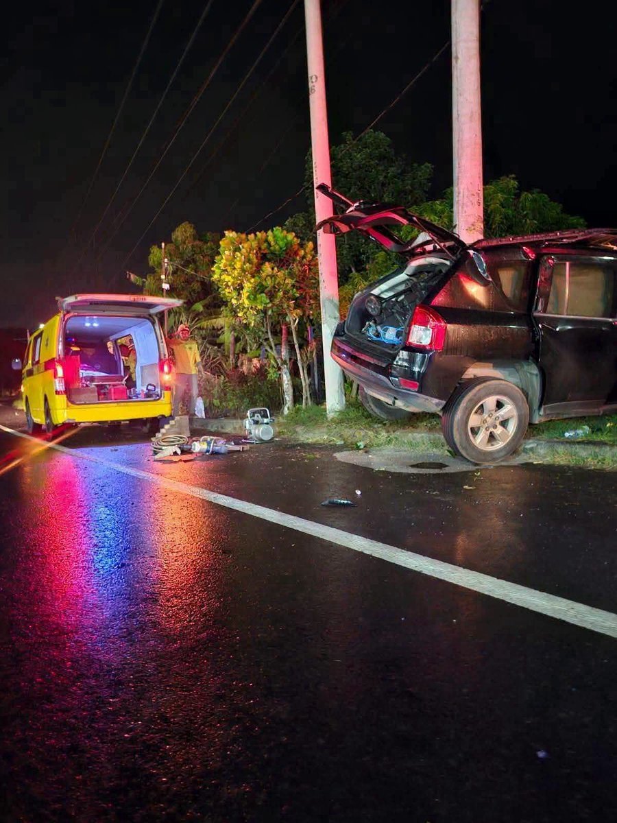 Notisansalv_'s tweet photo. #TraficoSV

FATAL ACCIDENTE EN EL CONGO DEJA UNA PERSONA FALLECIDA TRAS IMPACTAR CONTRA UN POSTE

Una persona perdió la vida durante la madrugada de este lunes en un accidente de tránsito registrado sobre el kilómetro 42 de la carretera que conduce de Santa Ana hacia San Salvador, en el distrito de El Congo, luego de que el conductor de una camioneta perdiera el control e impactara contra un poste del tendido eléctrico.

La víctima quedó atrapada entre los hierros del vehículo, por lo que cuerpos de socorro utilizaron equipo hidráulico para recuperar el cuerpo. Las autoridades realizan las investigaciones para determinar las causas del percance.
