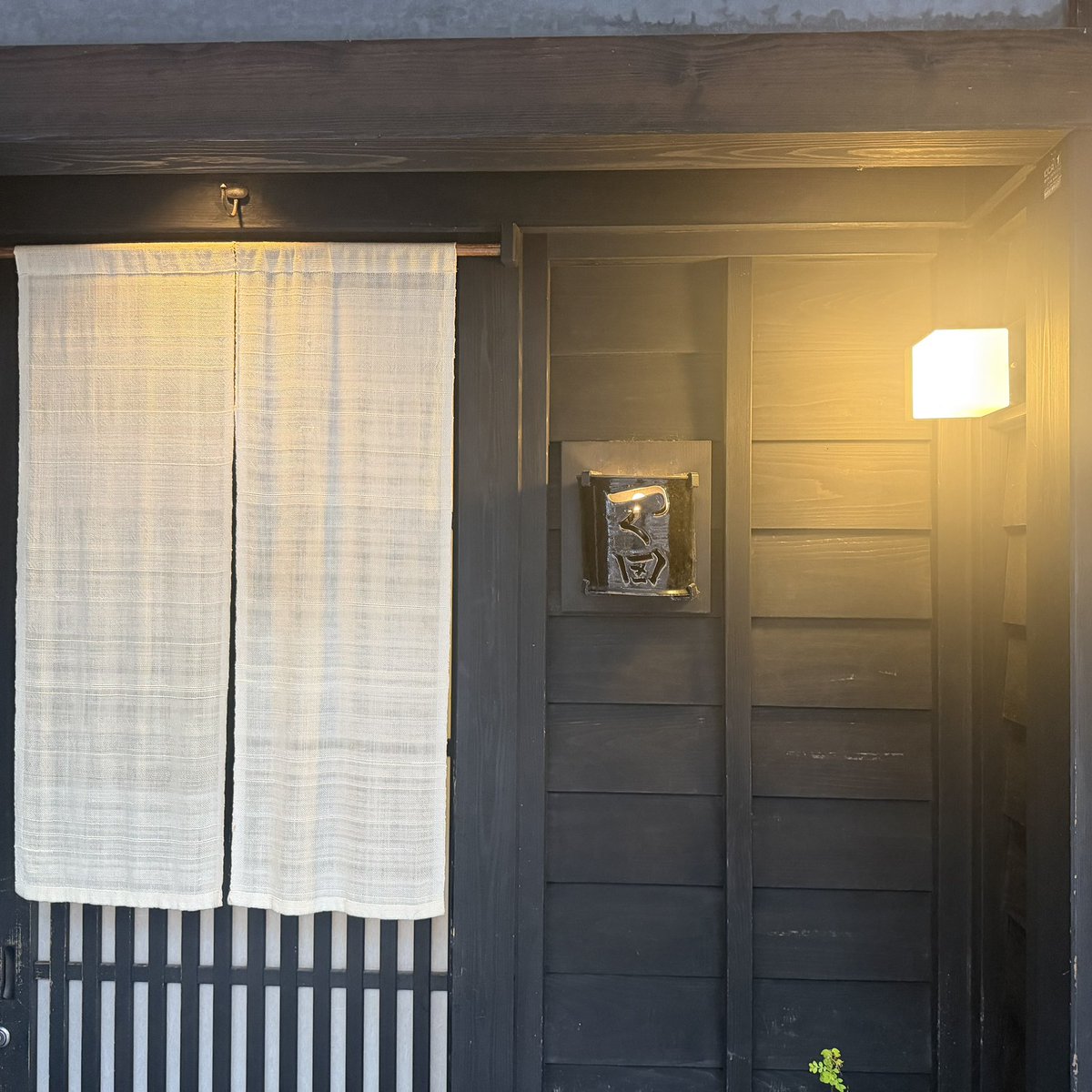 illmatio's tweet photo. 完全保存版
行く価値のある地方鮨を全て惜しげもなく紹介する。

東京の高級鮨だけ食べて、鮨を知った気になるのは早い。
地方鮨の魅力は、魚だけじゃない。

港の匂い。
錆びた看板。
古い商店街。
昼から飲んでいる地場のOG。
路地裏の酒場。

その街に流れる独特の空気。

各ストリートをリスペクトし、全部を身体に入れてから、鮨屋の暖簾をくぐる。

その土地で揚がった魚を、その土地の水と米と酒で味わう。

店の中だけでは終わらない。

街ごと食う。

それが地方鮨の醍醐味。

実際に足を運び、旅費を払ってでも行く価値があると感じた店だけをまとめた。

札幌　鮨たな華
札幌　寿し江草
札幌　鮨菜和喜智
札幌　東雲
札幌　鮨こいせ
秋田由利本荘　鮨駒
新潟　登喜和鮨
仙台　鮨ゆたか
仙台　鮨徳
金沢　鮨木場谷
金沢　大工町鮨人はなれ
福井　鮨十兵衛
岡山　鮨縁
倉敷　菊寿し
香川高松　鮨舳
愛媛松山　くるますし
福岡小倉　寿司つばさ
福岡小倉　江戸前鮨二鶴
福岡小倉　港寿し
福岡小倉　寿司さわ
福岡戸畑　照寿司
福岡博多　枯淡
福岡博多　鮨唐島
福岡博多　船越
福岡博多　鮨仙八
福岡博多　鮨田可尾
福岡博多　鮨ぶんぺい
福岡博多　小柳寿司
佐賀唐津　鮨処つく田
熊本天草　鮨たいと

パッと思いついたのはここら辺。
どれも予約が取れる店だ。

鮨を食べに行くんじゃない。

その土地の海、街、人間、文化を食べに行く。

地方鮨は、旅そのものだ。

異論と追加候補は歓迎。
鮨好き、旅行好きは保存推奨。

鮨を通して、その街のストリートにキスをしろ。
