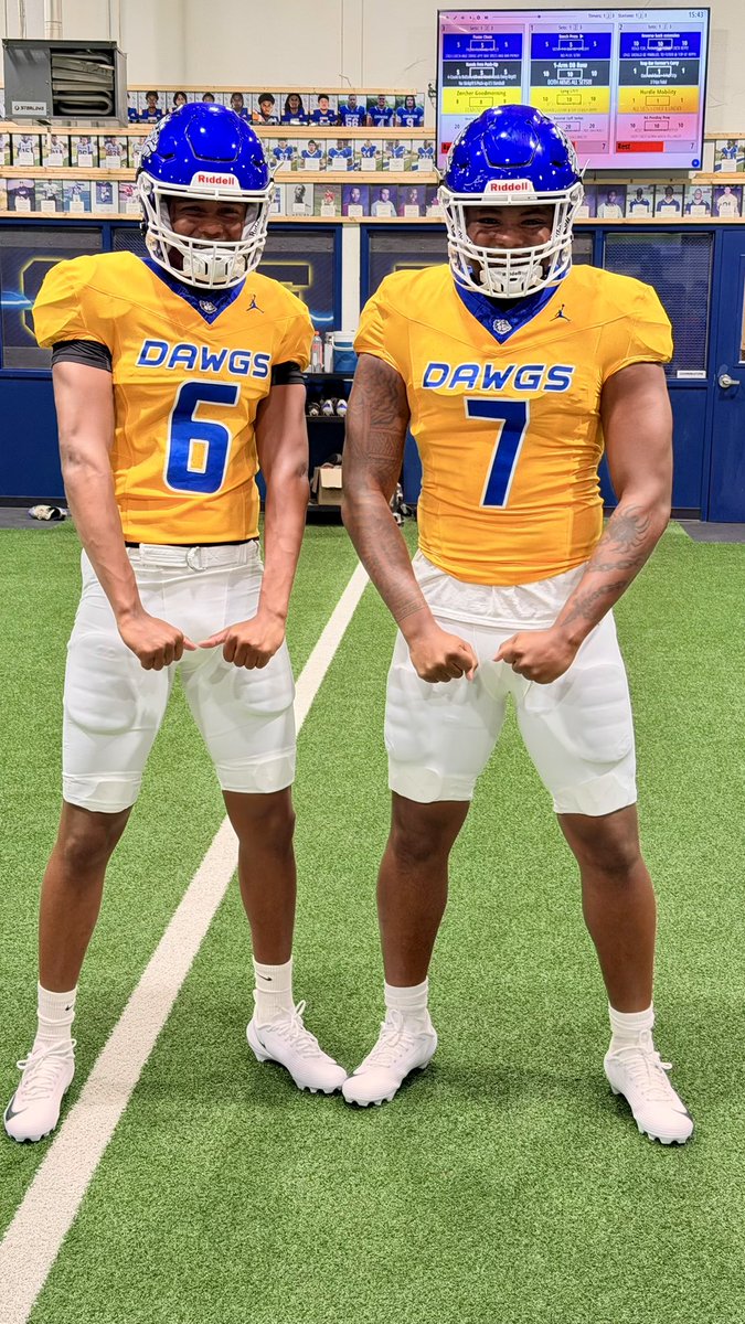 RecruitTheDawgs's tweet photo. Friday Night Lights just got a whole lot better. 
New uniform. Same expectation.
Return The Standard.
#RTSp2 
#GoDawgs 🐾🐾 https://t.co/zQtFzkbNOk