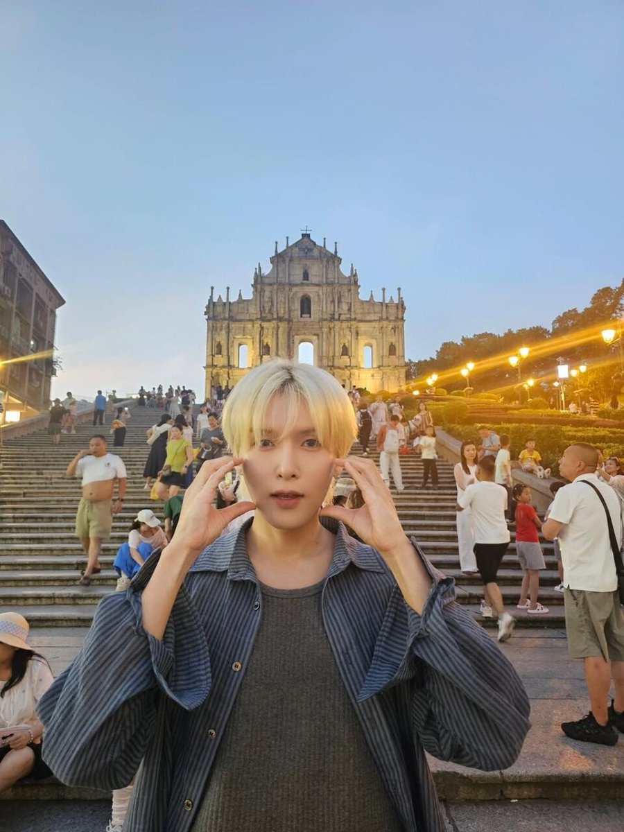 sujusapphire59's tweet photo. 📰TOP STAR NEWS l 2026.07.27 l Ryeowook Captures First Asia Tour Journey on the Streets of Macau .. by Reporter Hwang Seon-yong
[려욱, 마카오 거리에서 첫 아시아 투어 여정 담았다]  #려욱 #슈퍼주니어 #SuperJunior #Runaway #RYEOWOOK #DIVETOBLUE #왕자대전 https://t.co/16NeCmP4Ma 

'In the photo, Ryeowook stands amidst the lively atmosphere typical of a travel destination, dressed casually in a striped shirt and inner top. Various people are gathered in small groups throughout the stairs, adding to the tourist spot vibe.'